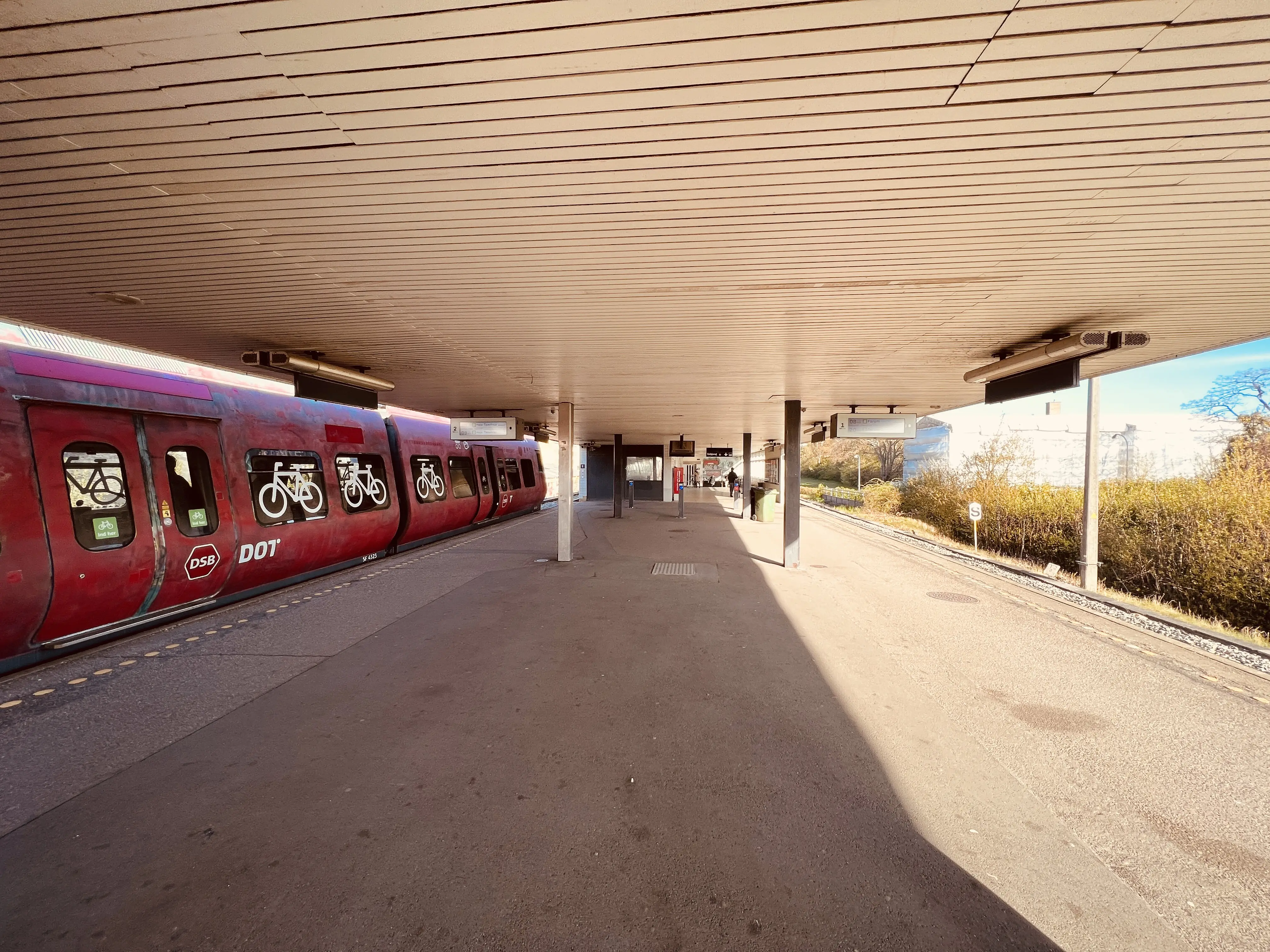Billede af tog ud for Kildebakke S-togstrinbræt. Billede af tog ud for Kildebakke S-togstrinbræt.