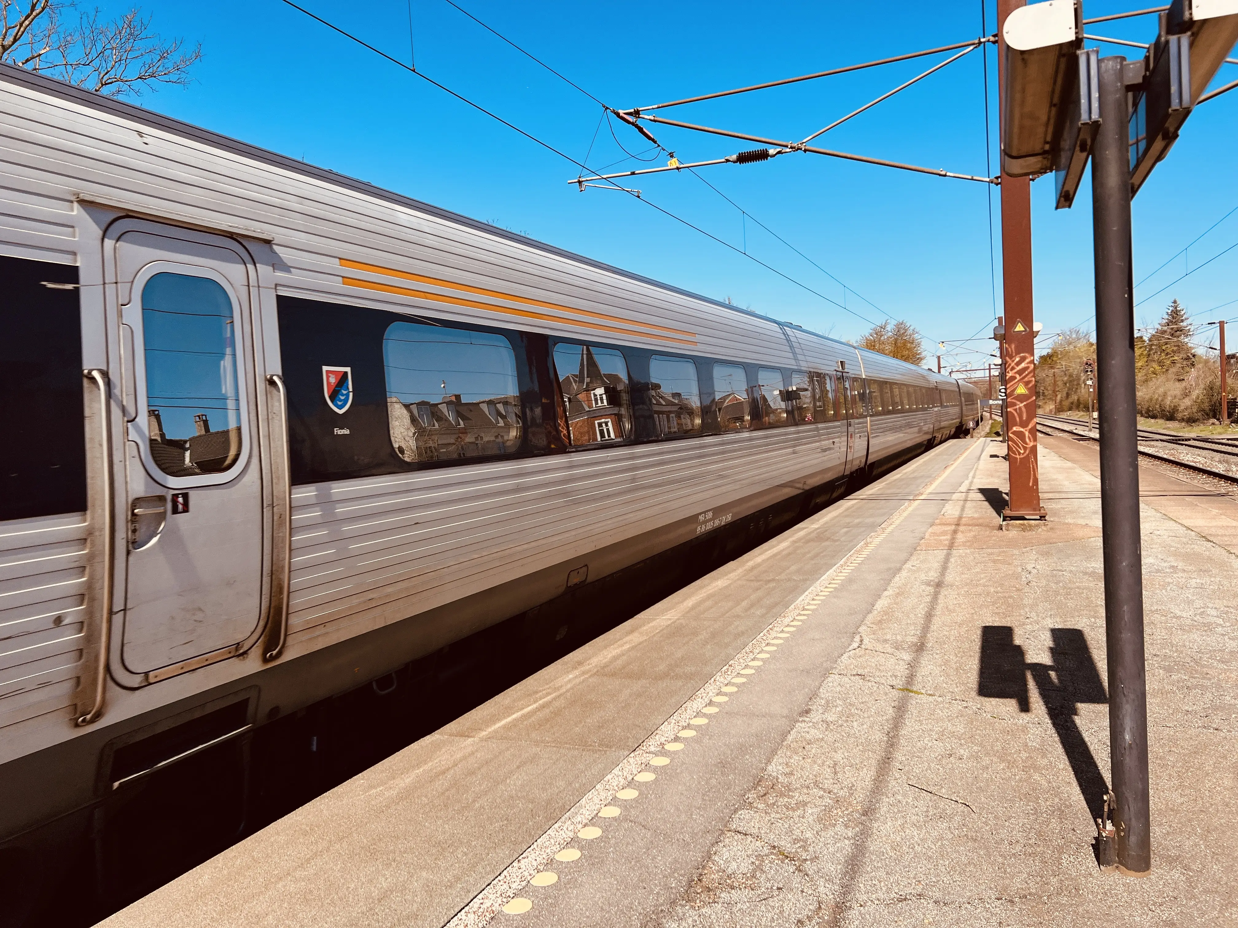Billede af tog ud for Borup Station.