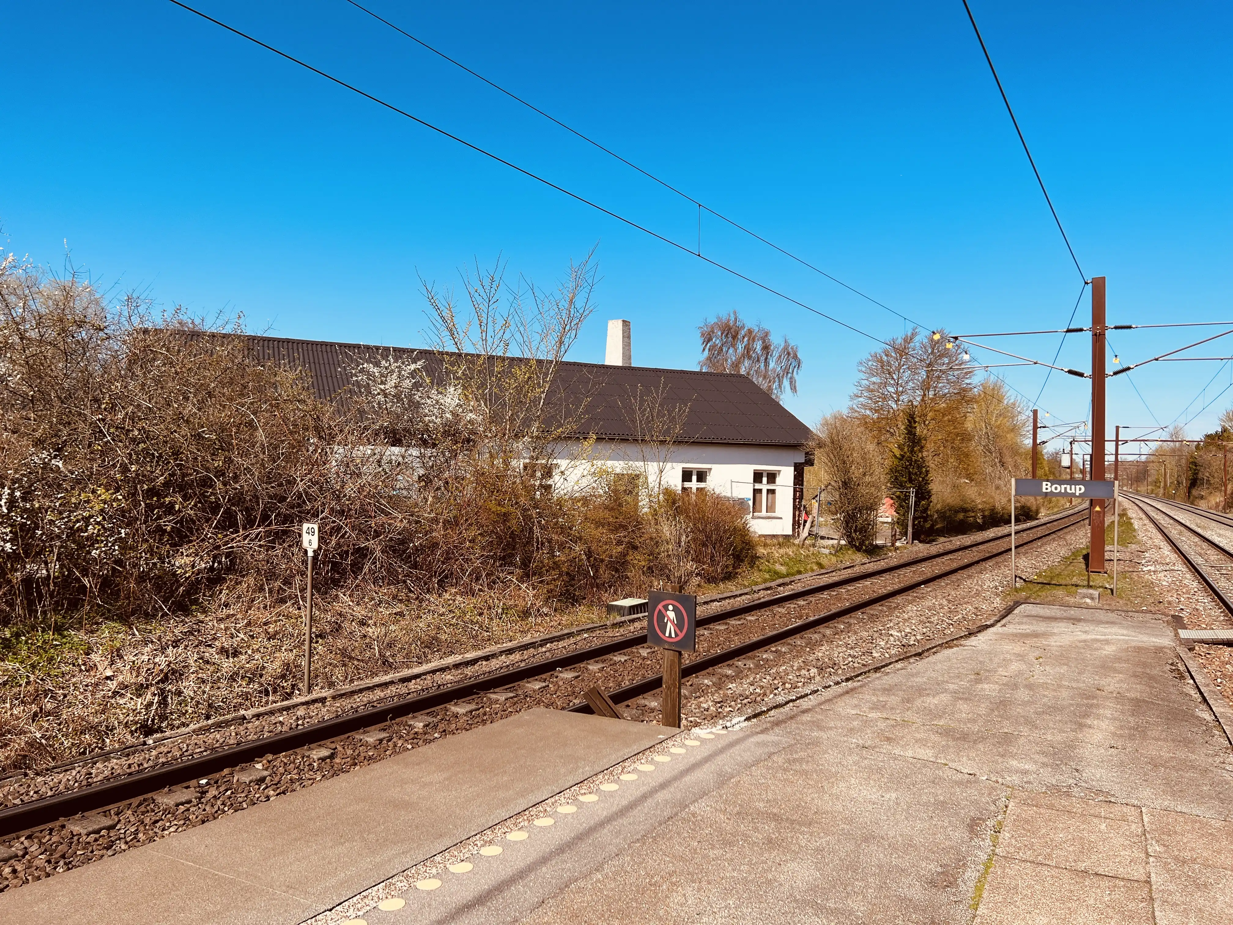 Billede af Borup Stations ind og udkørsel.