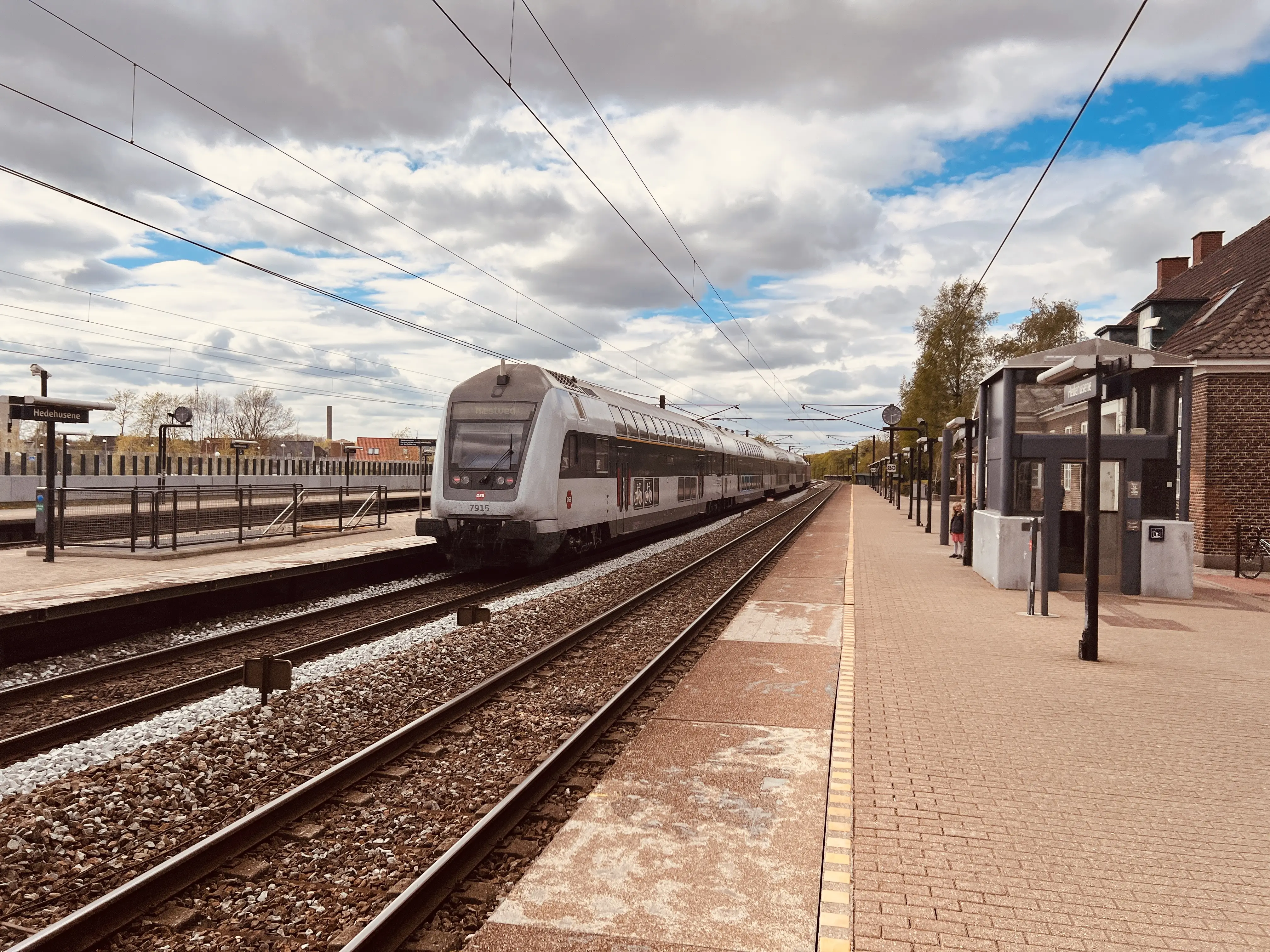 Billede af tog ud for Hedehusene Station.