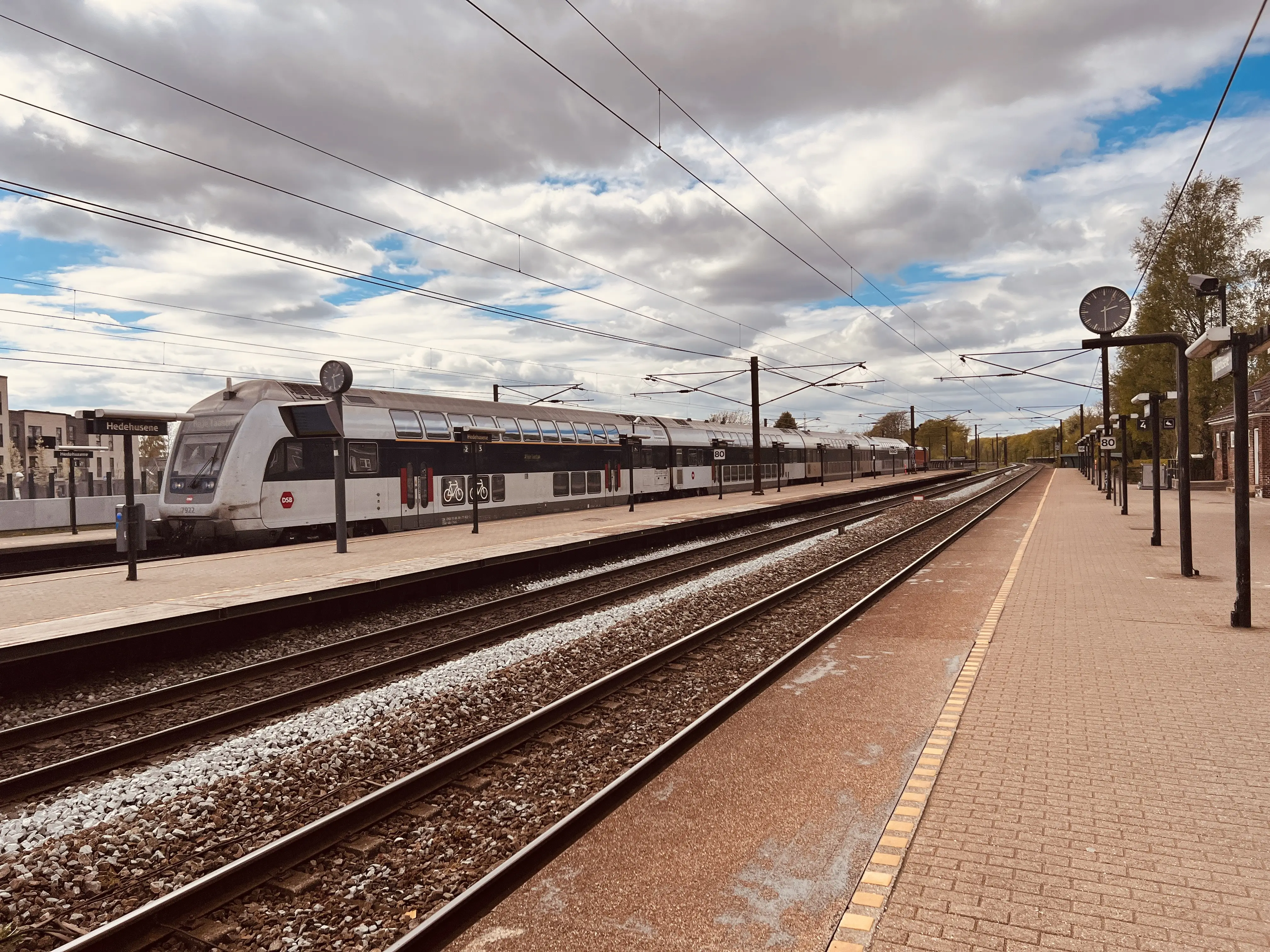 Billede af tog ud for Hedehusene Station.