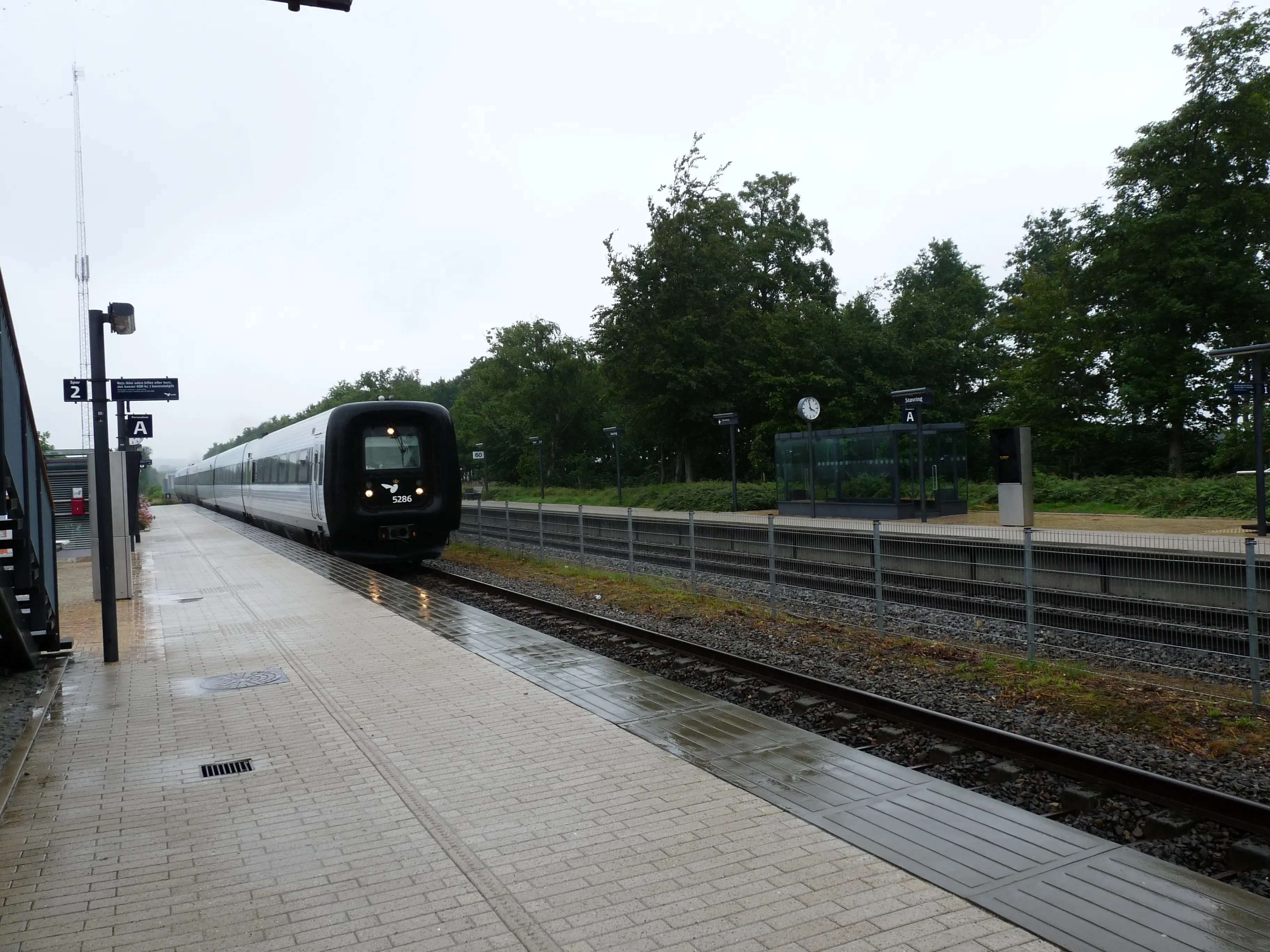 Billede af Støvring Billetsalgssted, som er nedrevet og erstattet af dette Trinbræt. Billede af Støvring Billetsalgssted, som er nedrevet og erstattet af dette Trinbræt.