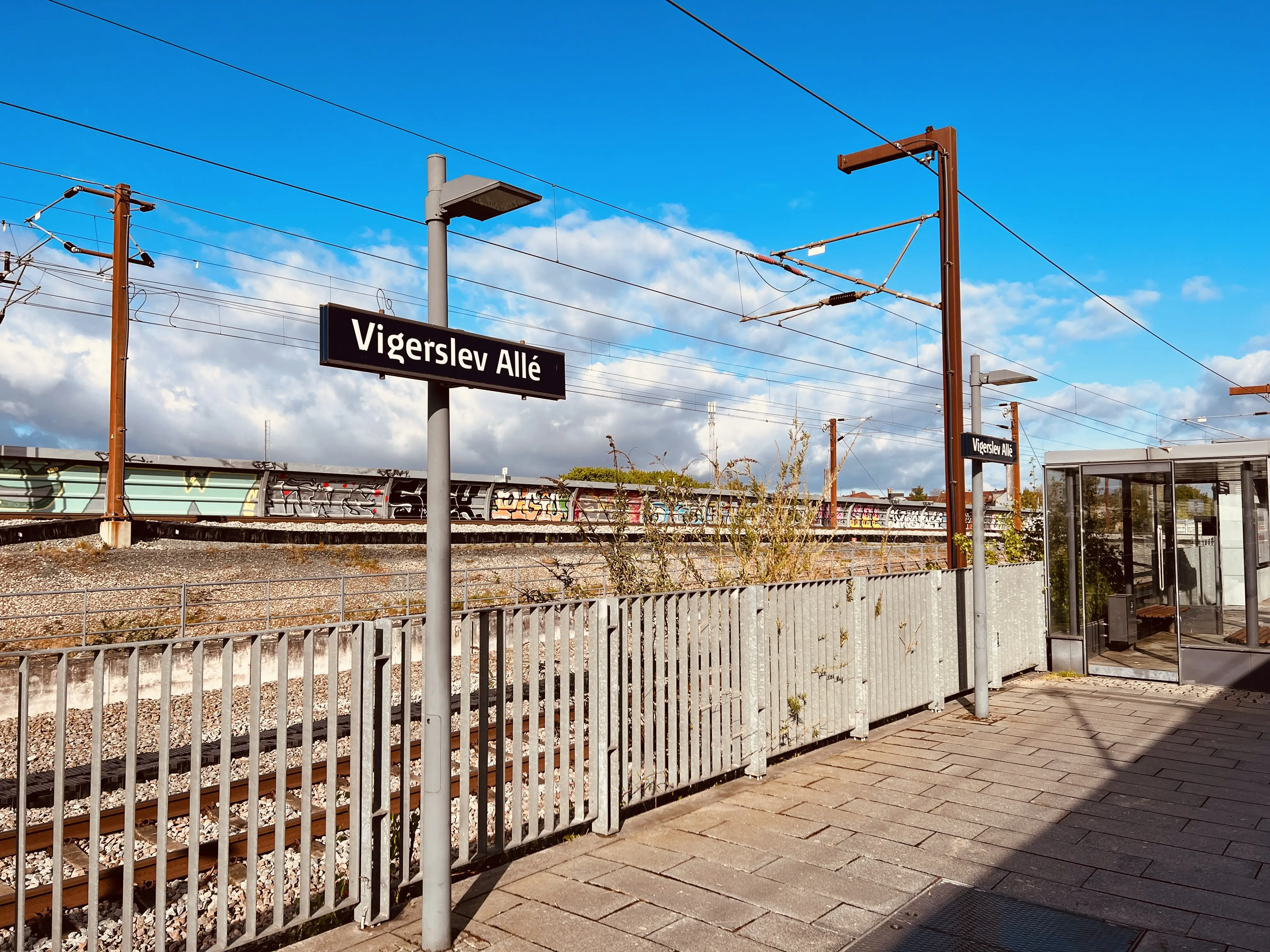 Billede af Vigerslev Allé S-togstrinbræt. Billede af Vigerslev Allé S-togstrinbræt.