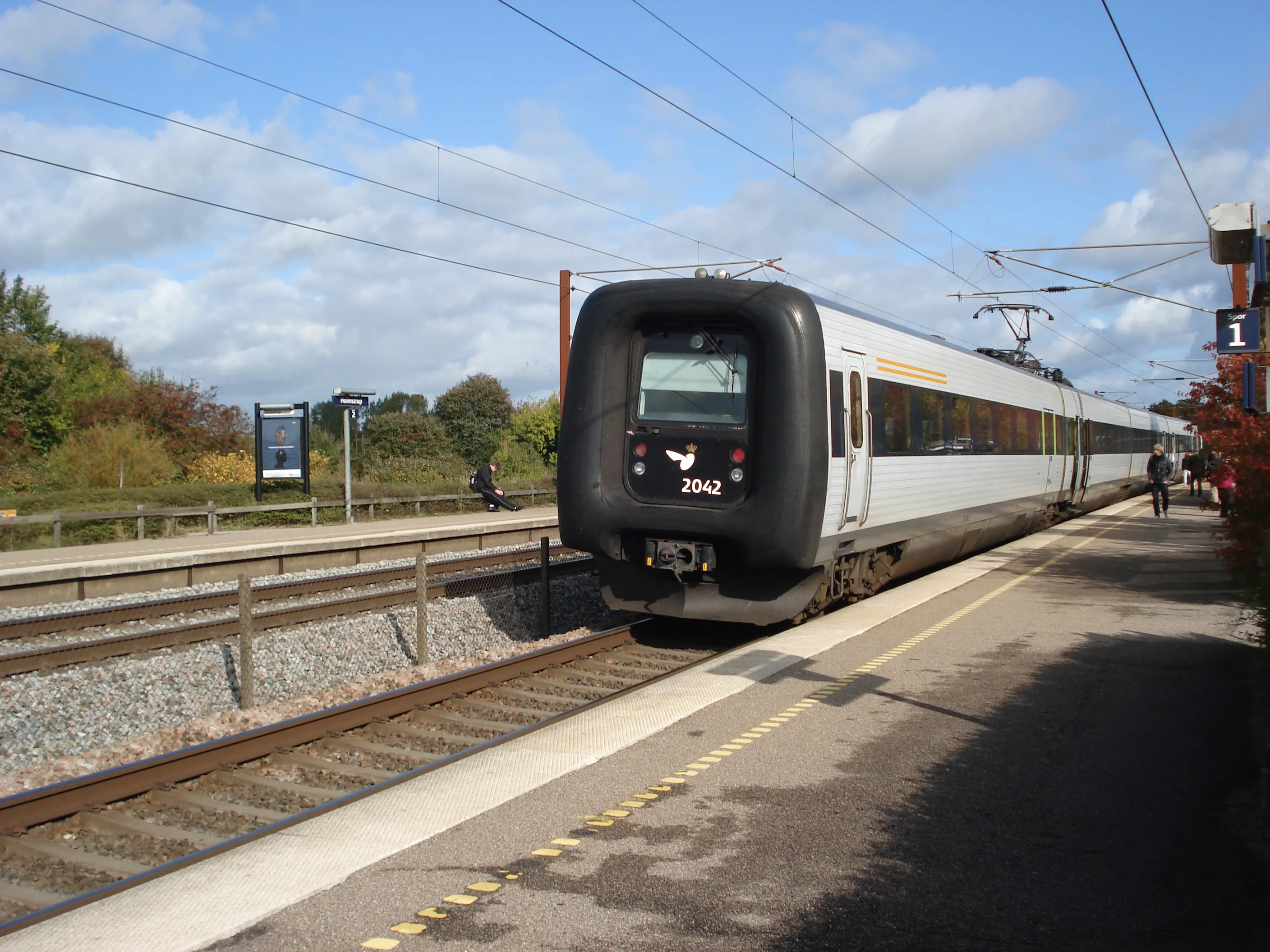 Billede af Holmstrup Station - stationsbygningen er nedrevet og erstattet af dette trinbræt. Billede af Holmstrup Station - stationsbygningen er nedrevet og erstattet af dette trinbræt.