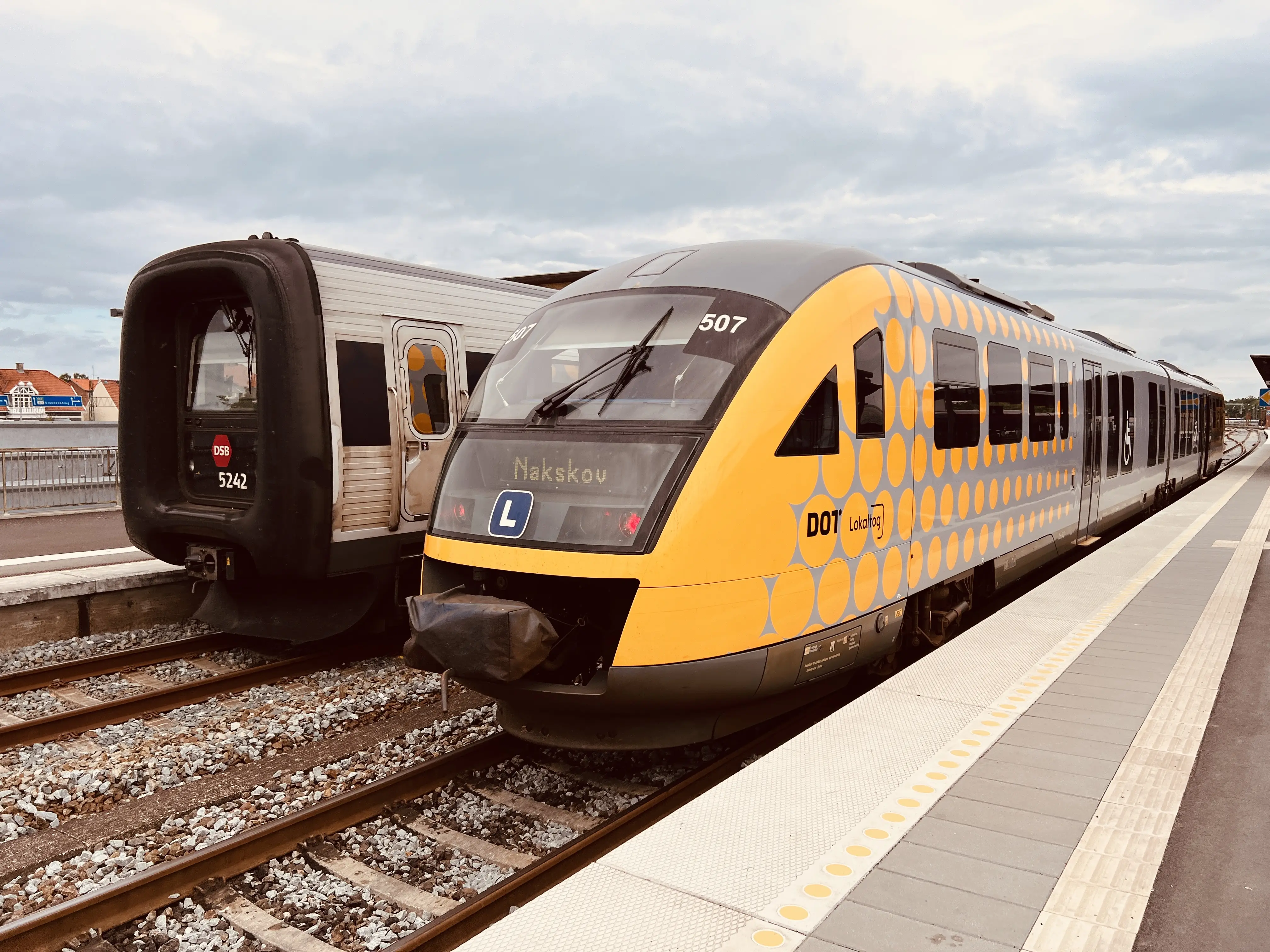 Billede af tog ud for Nykøbing Falster Station.
