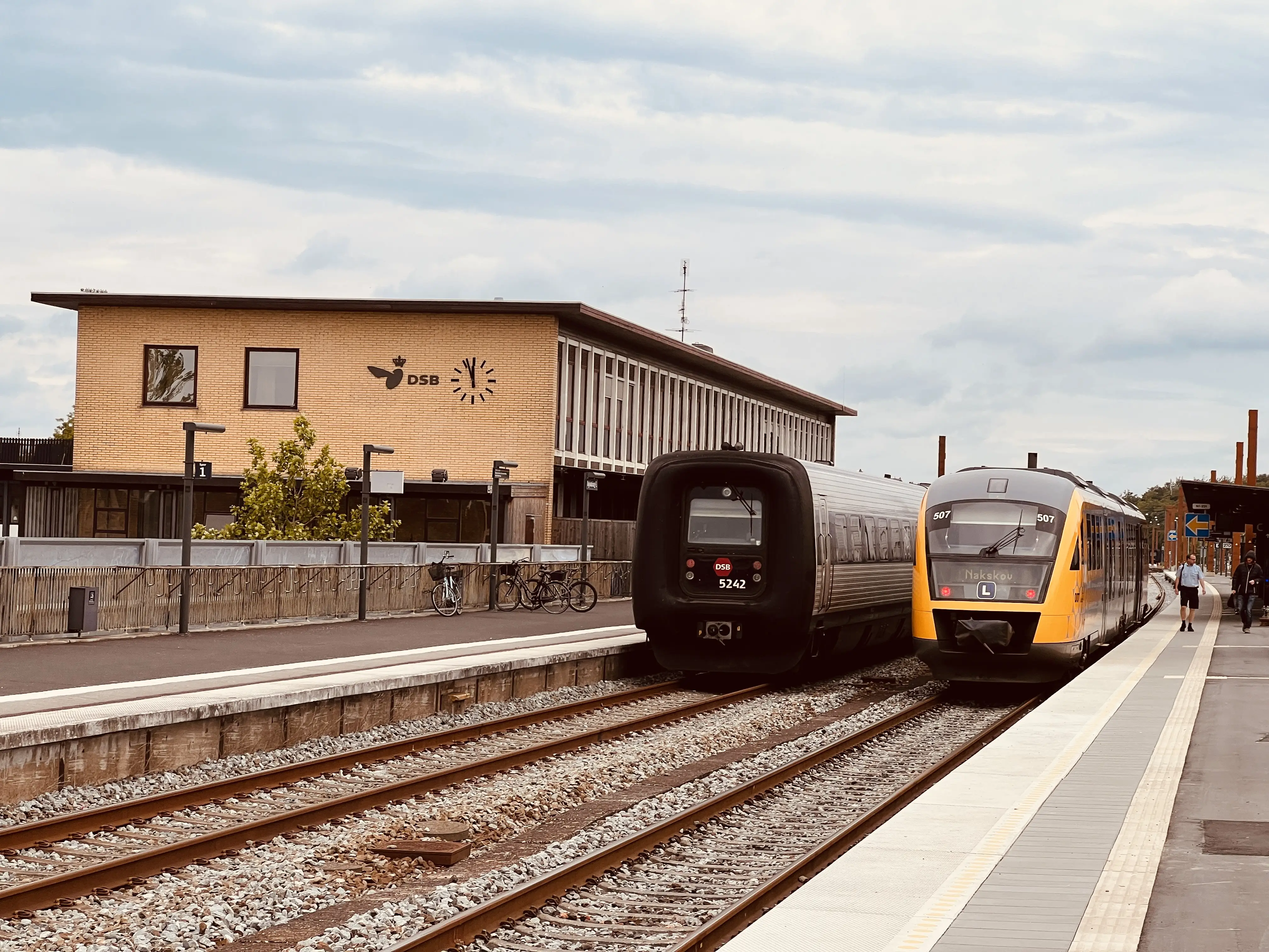 Billede af tog ud for Nykøbing Falster Station.