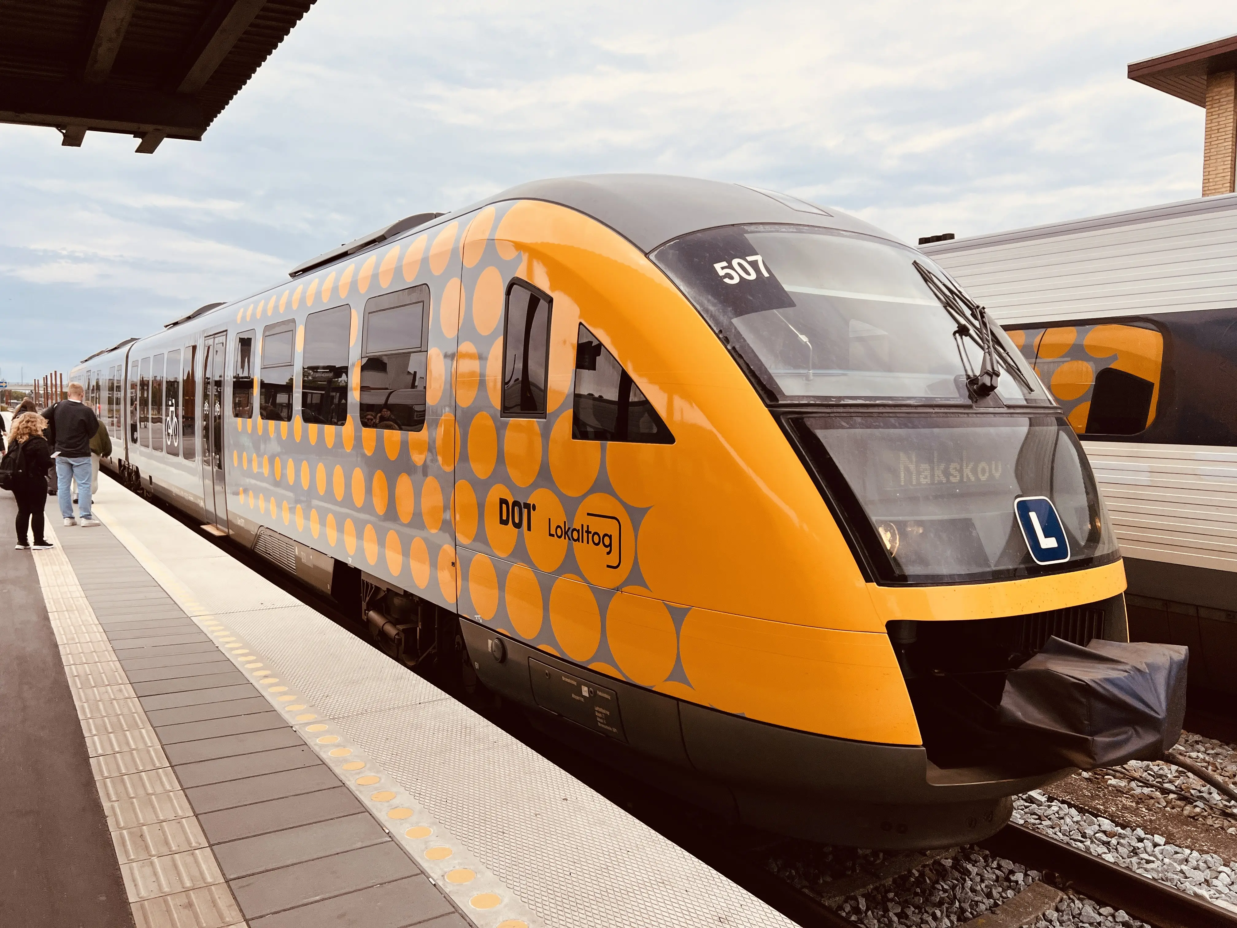 Billede af tog ud for Nykøbing Falster Station.
