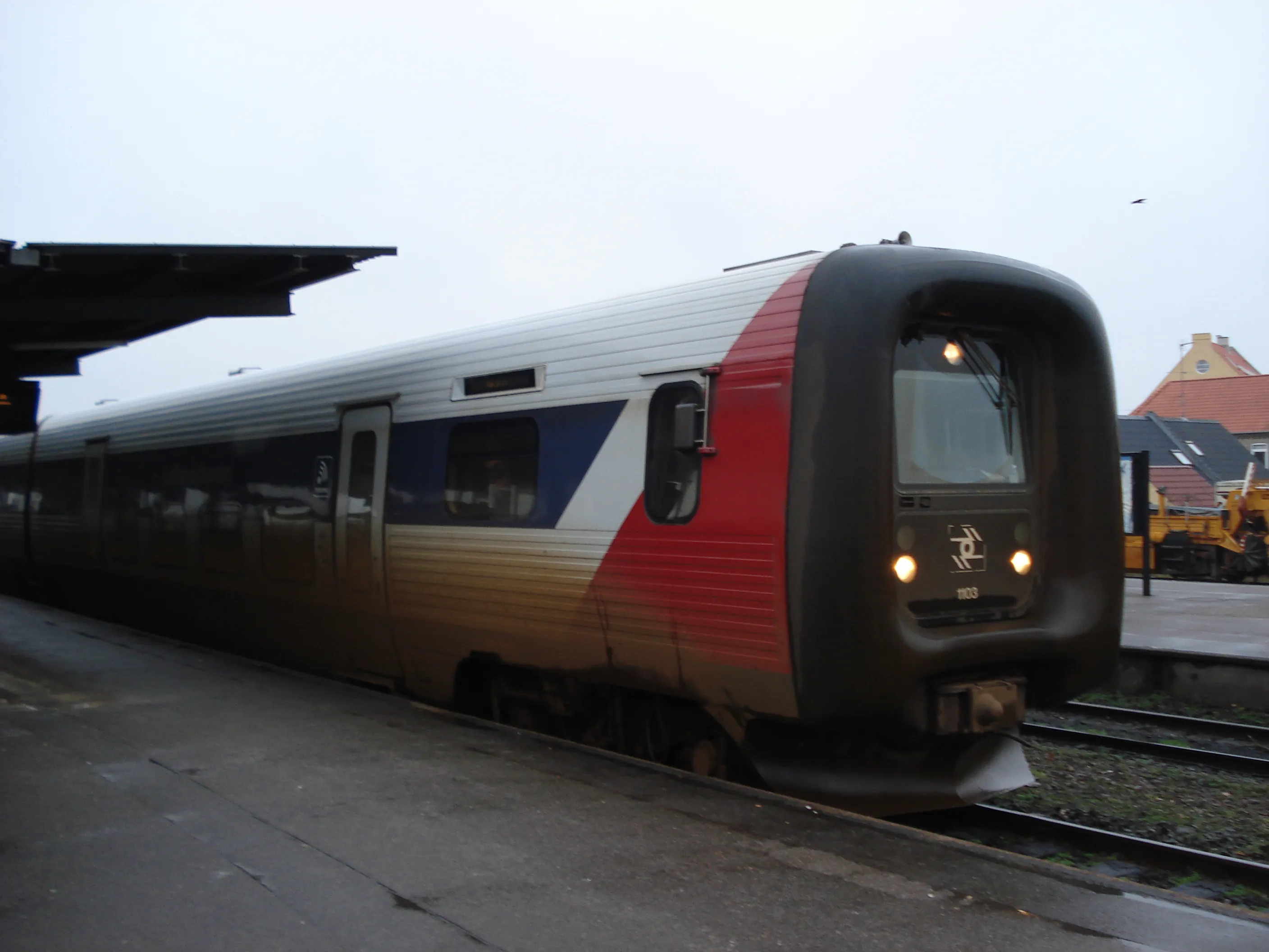 Billede af tog ud for Nykøbing Falster Station.