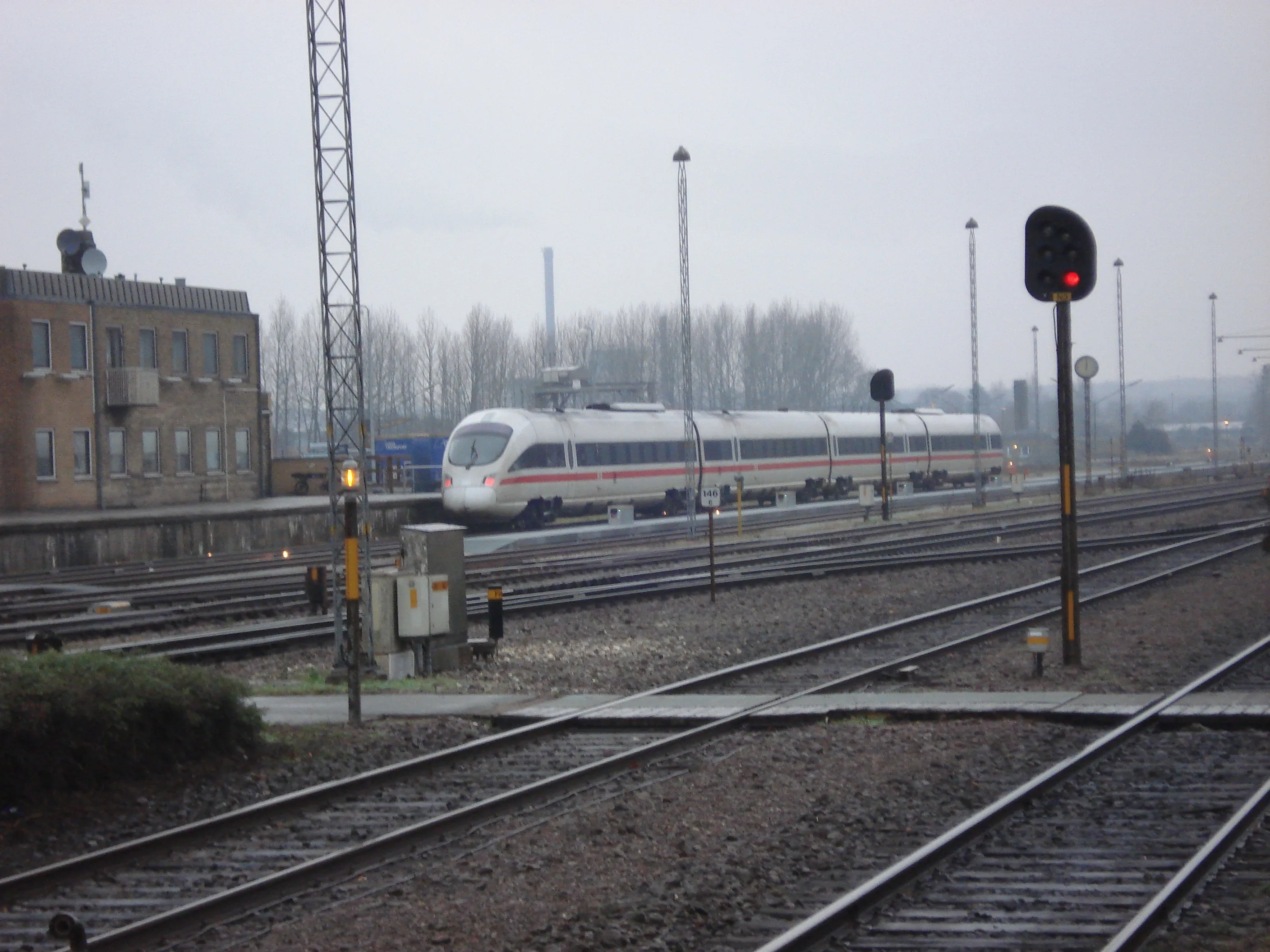 Billede af tog ud for Nykøbing Falster Station.