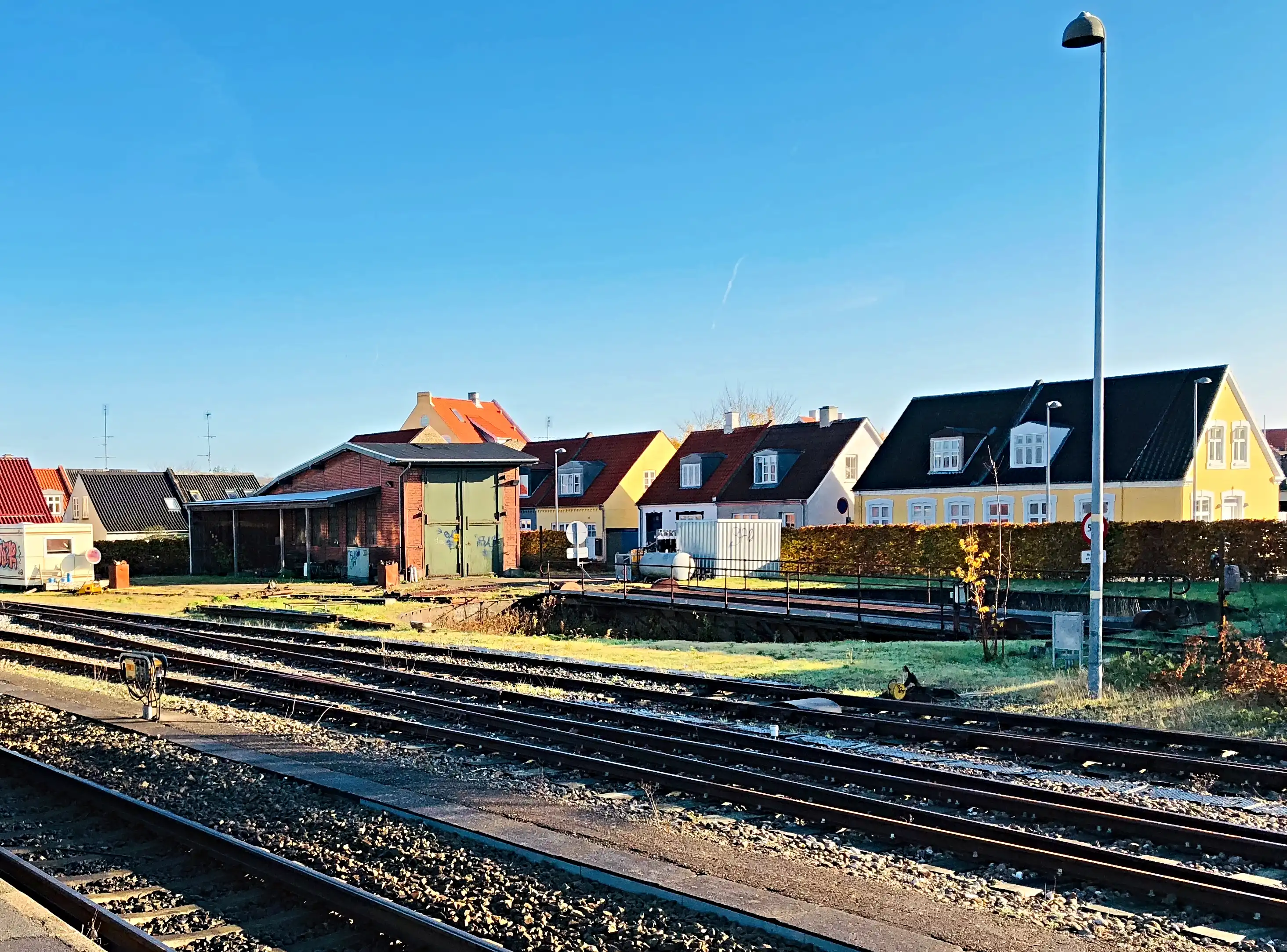 Billede af Den tidligere SNNB (Stubbekøbing-Nykøbing-Nysted Banes) remise og drejeskive på Nykøbing Falster Station.