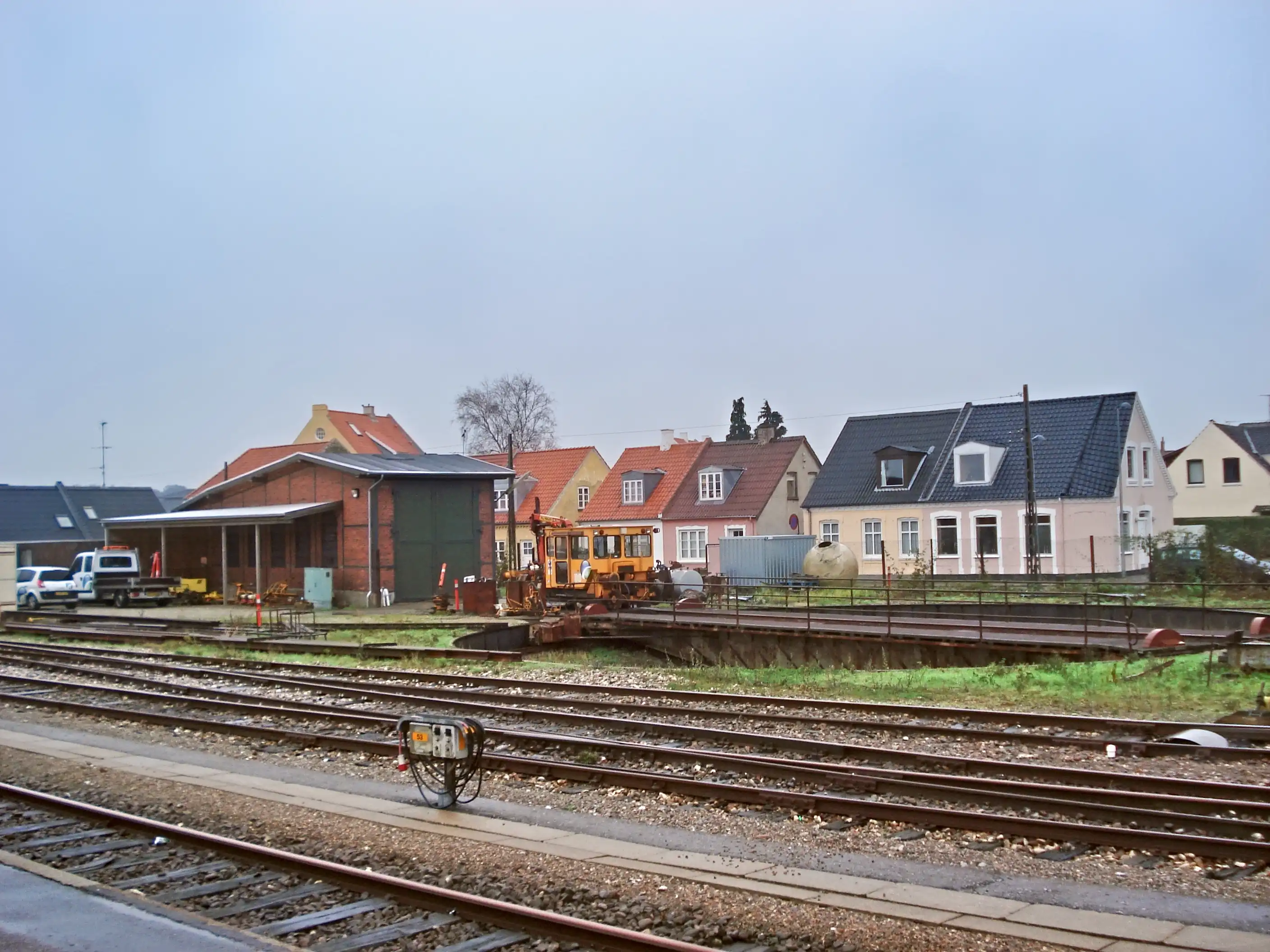 Billede af Den tidligere SNNB (Stubbekøbing-Nykøbing-Nysted Banes) remise og drejeskive på Nykøbing Falster Station.
