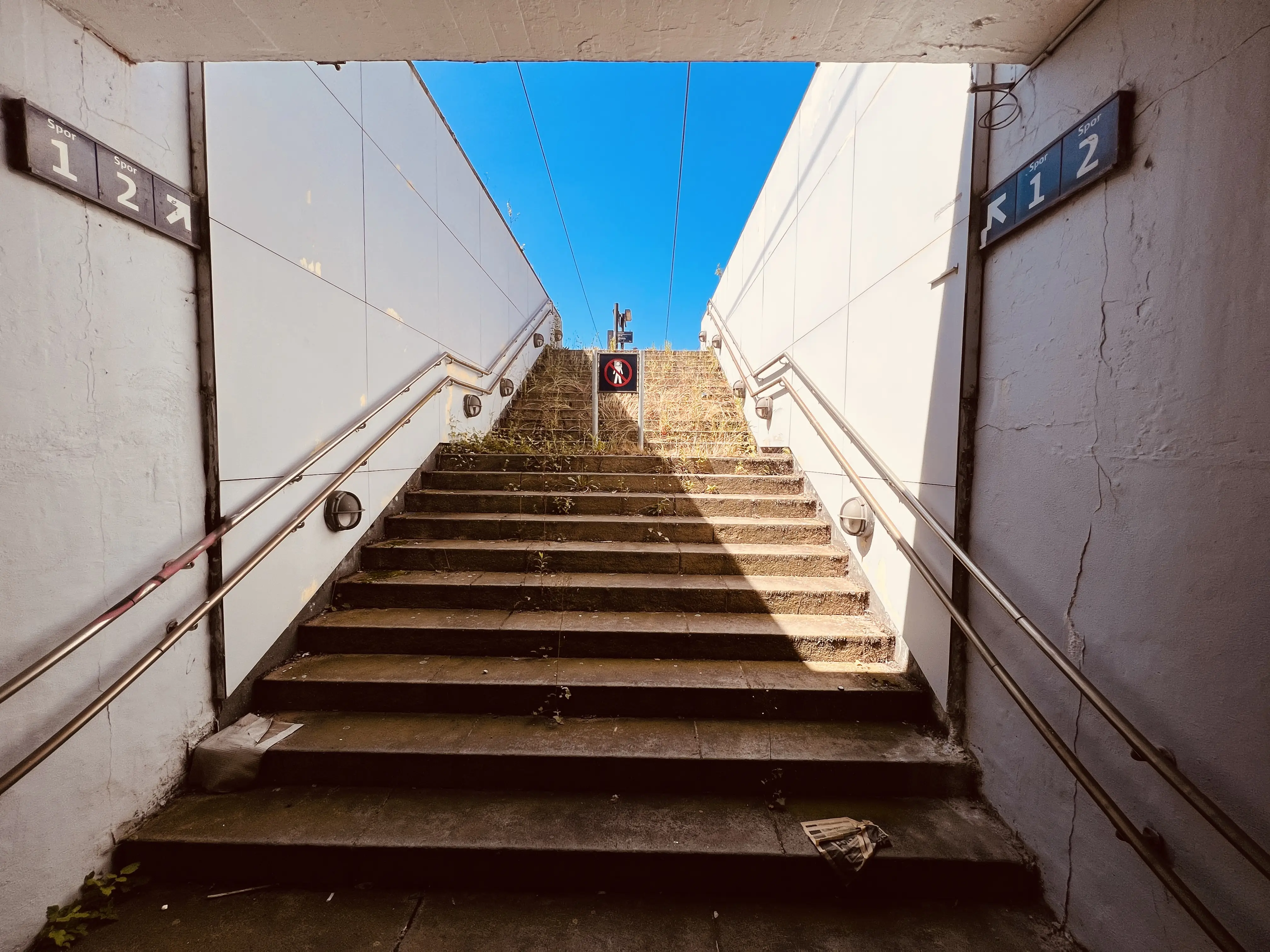 Billede af den nedlagte fjerntogsperron (spor 1+2) på Glostrup Station.