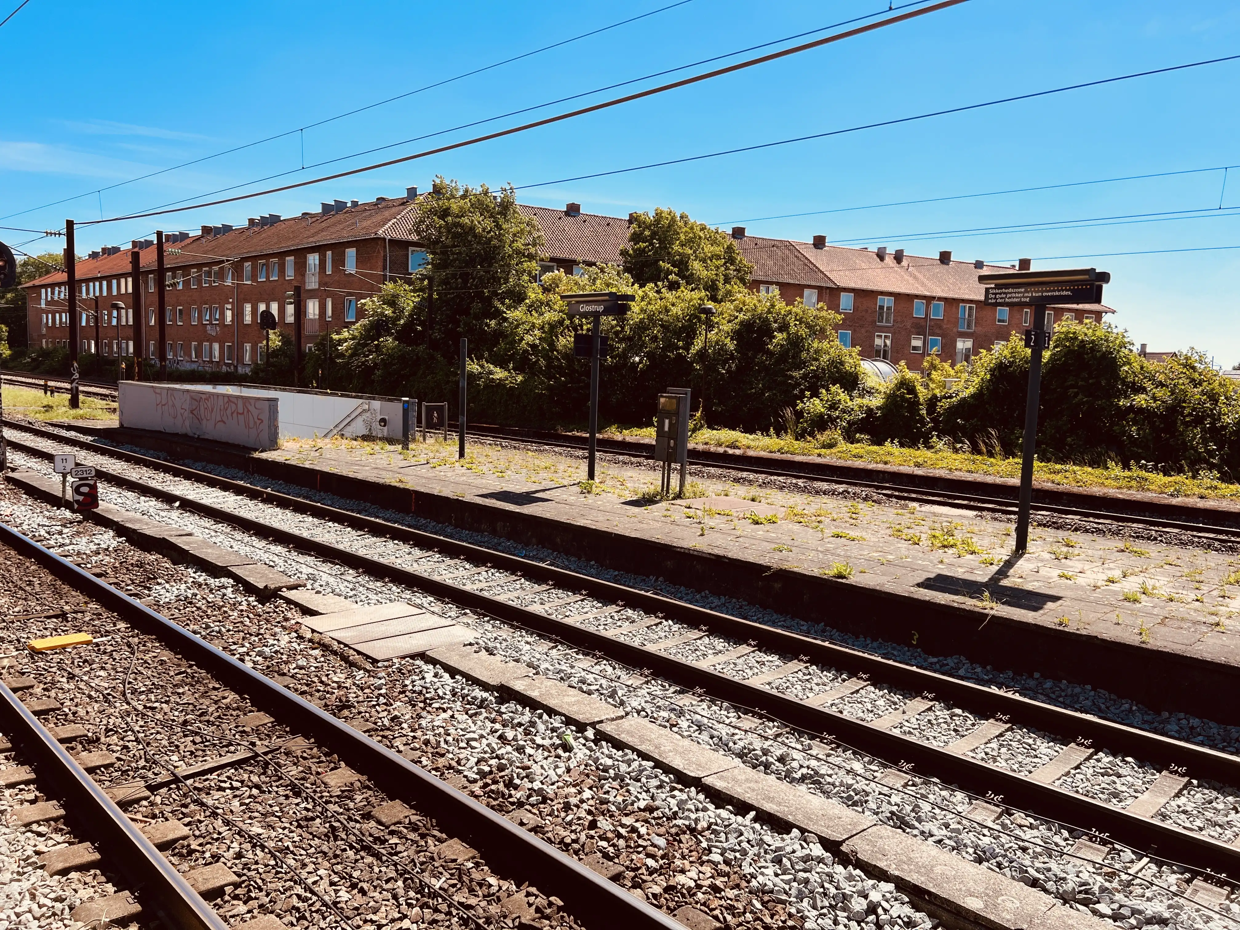 Billede af den nedlagte fjerntogsperron (spor 1+2) på Glostrup Station.