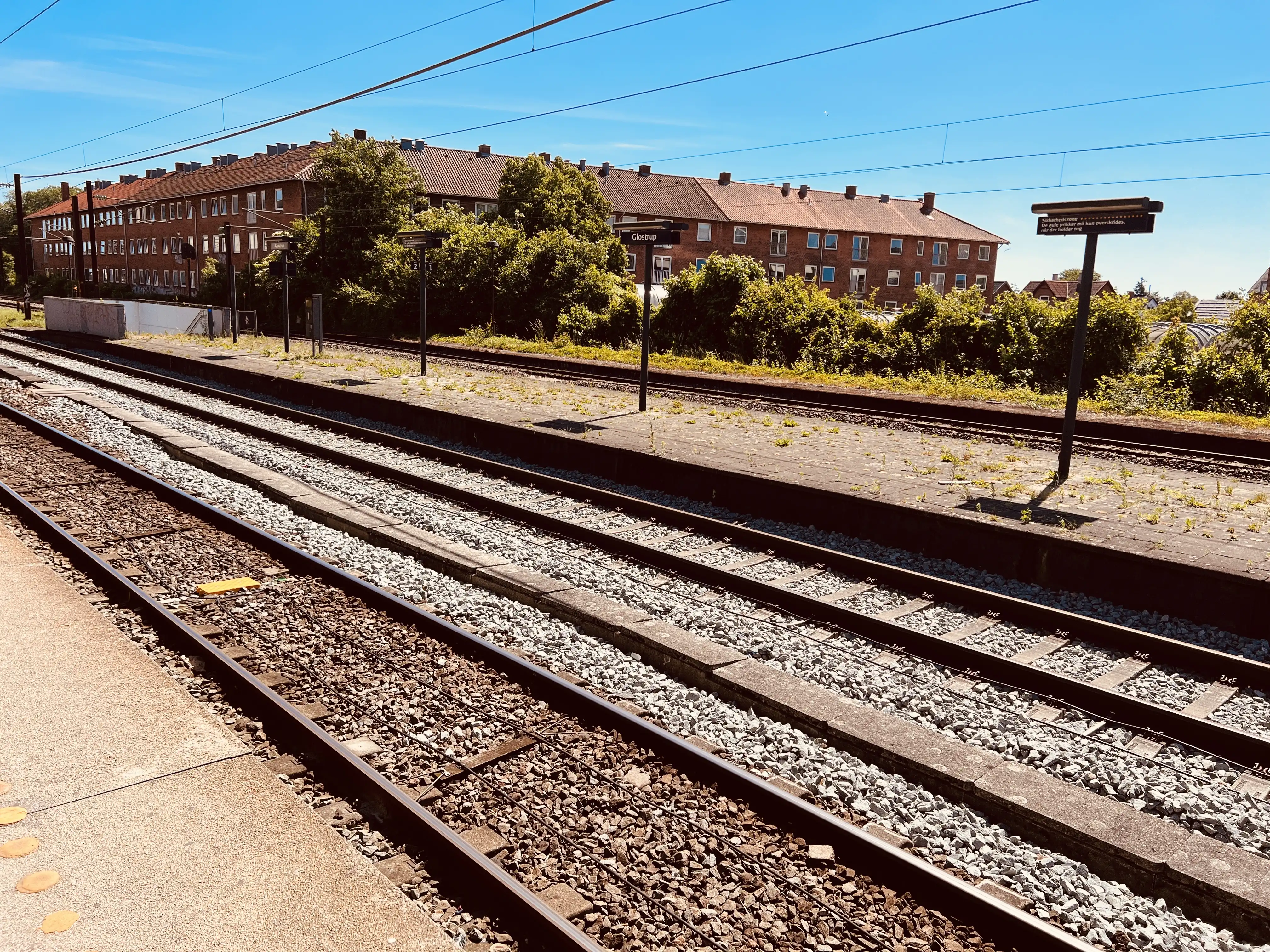 Billede af den nedlagte fjerntogsperron (spor 1+2) på Glostrup Station.
