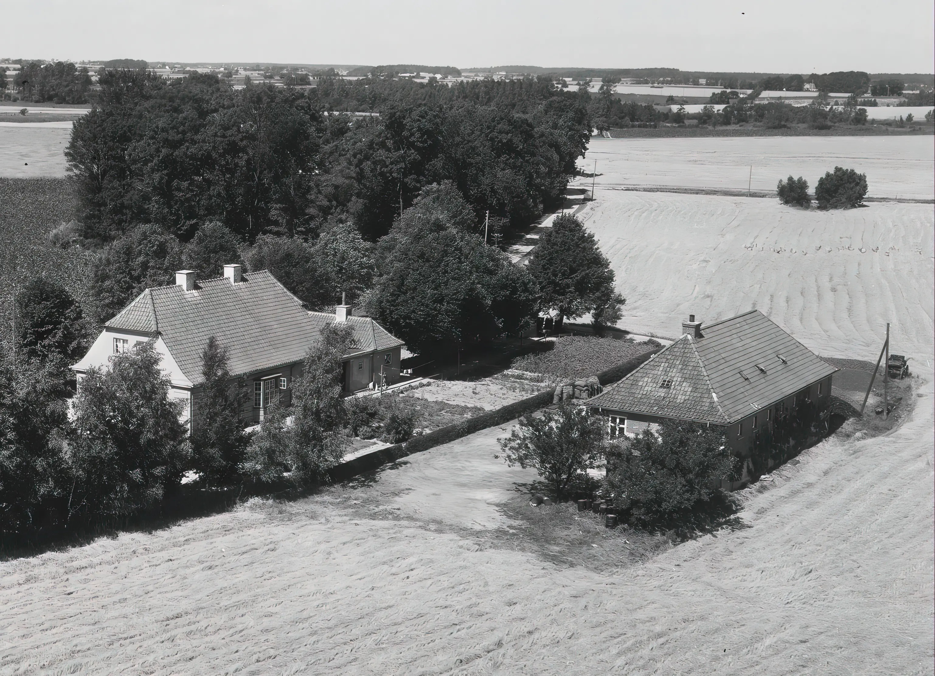 Billede af Lindet Station og det private pakhus, tilhørende Aktieselskabet C. A. Qvade & Co, til højre i billedet. Billede af Lindet Station og det private pakhus, tilhørende Aktieselskabet C. A. Qvade & Co, til højre i billedet.