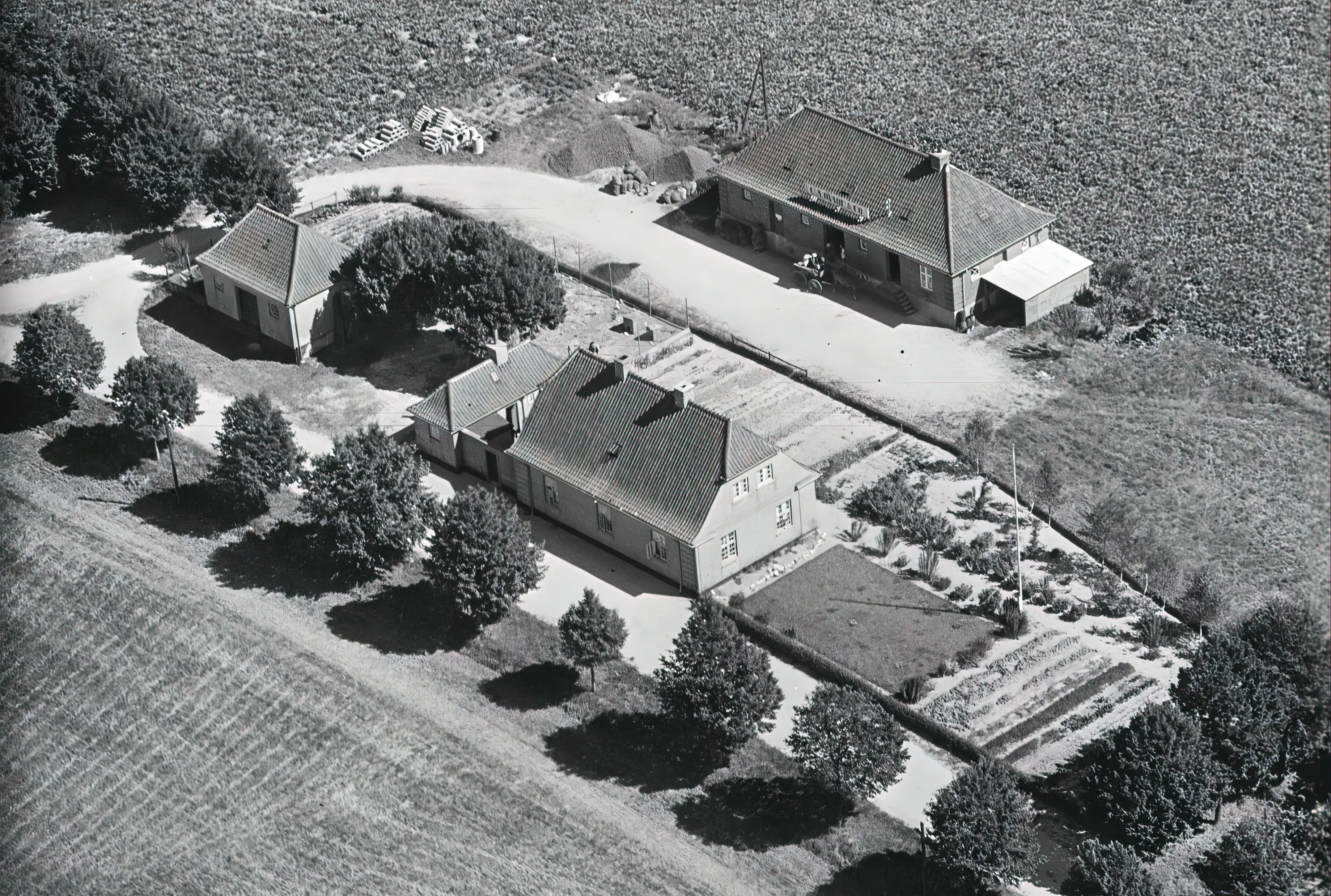 Billede af Lindet Station og det private pakhus, tilhørende Aktieselskabet C. A. Qvade & Co, bagerst i billedet. Billede af Lindet Station og det private pakhus, tilhørende Aktieselskabet C. A. Qvade & Co, bagerst i billedet.