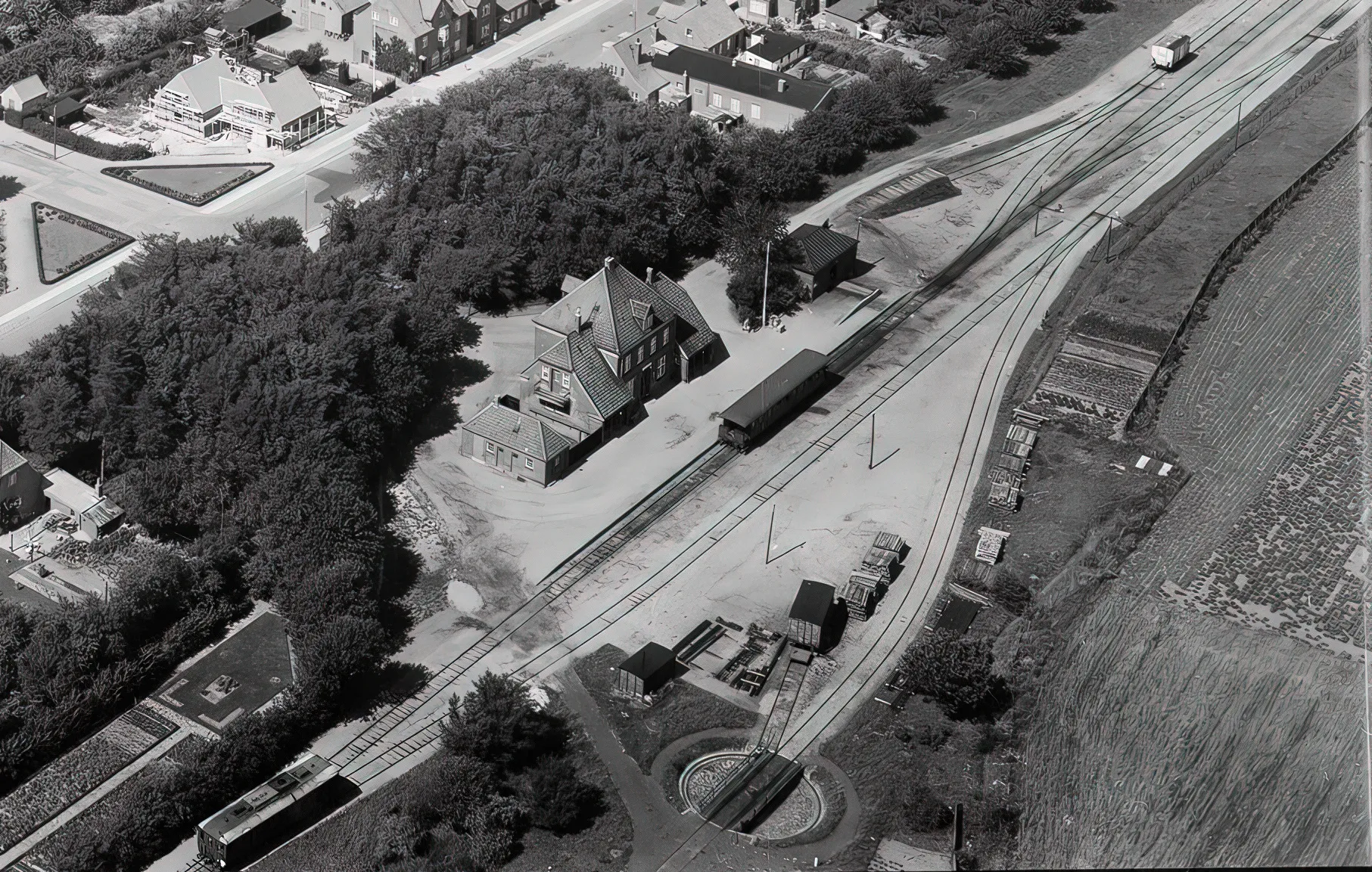 Billede af Rødbyhavn Station med den specielle DEVA M1 dieselelektriske motorlokomotiv fra 1923 nederst til venstre i billedet. Billede af Rødbyhavn Station med den specielle DEVA M1 dieselelektriske motorlokomotiv fra 1923 nederst til venstre i billedet.