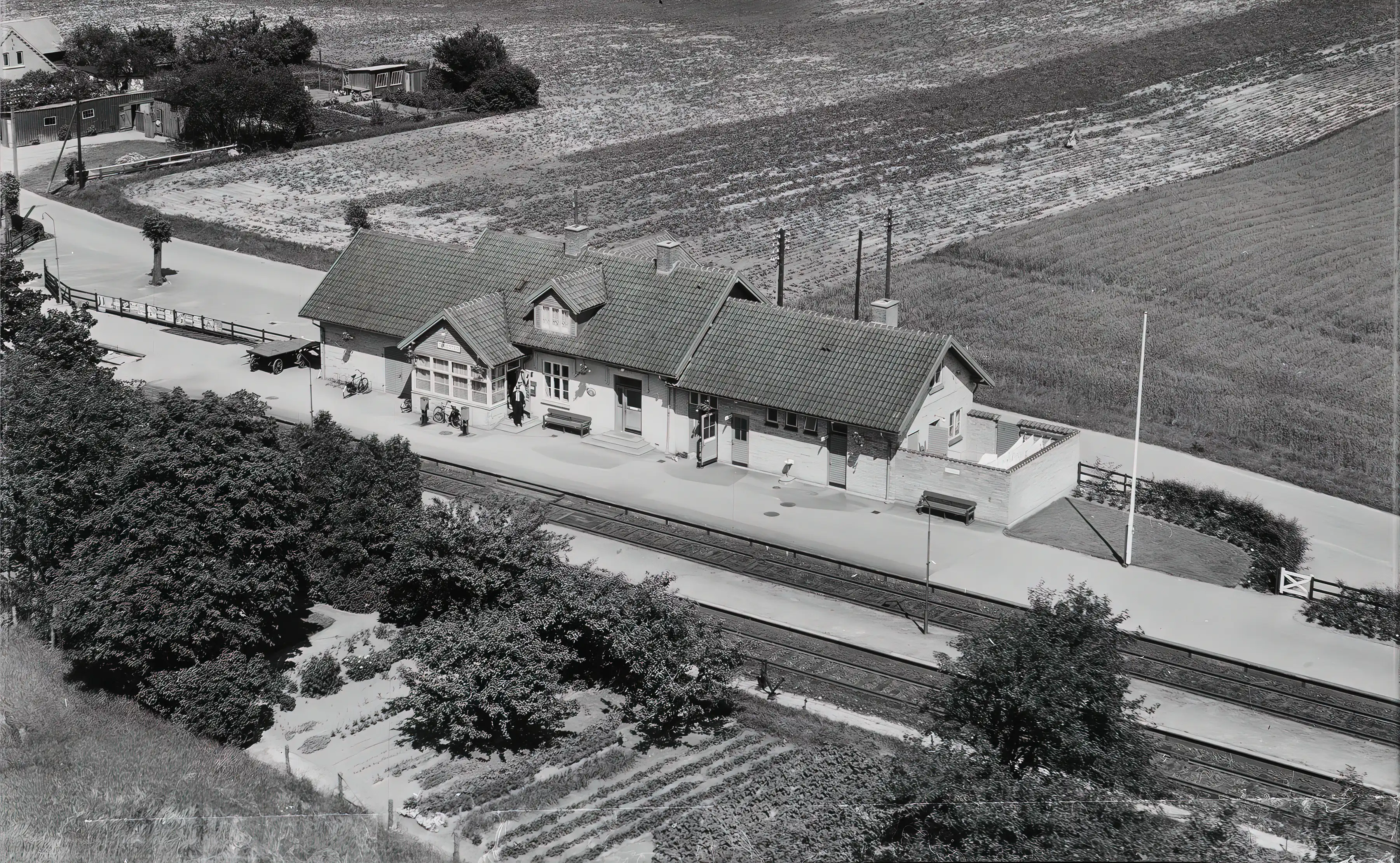 Billede af Tingsted Station kort efter ombygningen, som fandt sted i 1951. Billede af Tingsted Station kort efter ombygningen, som fandt sted i 1951.