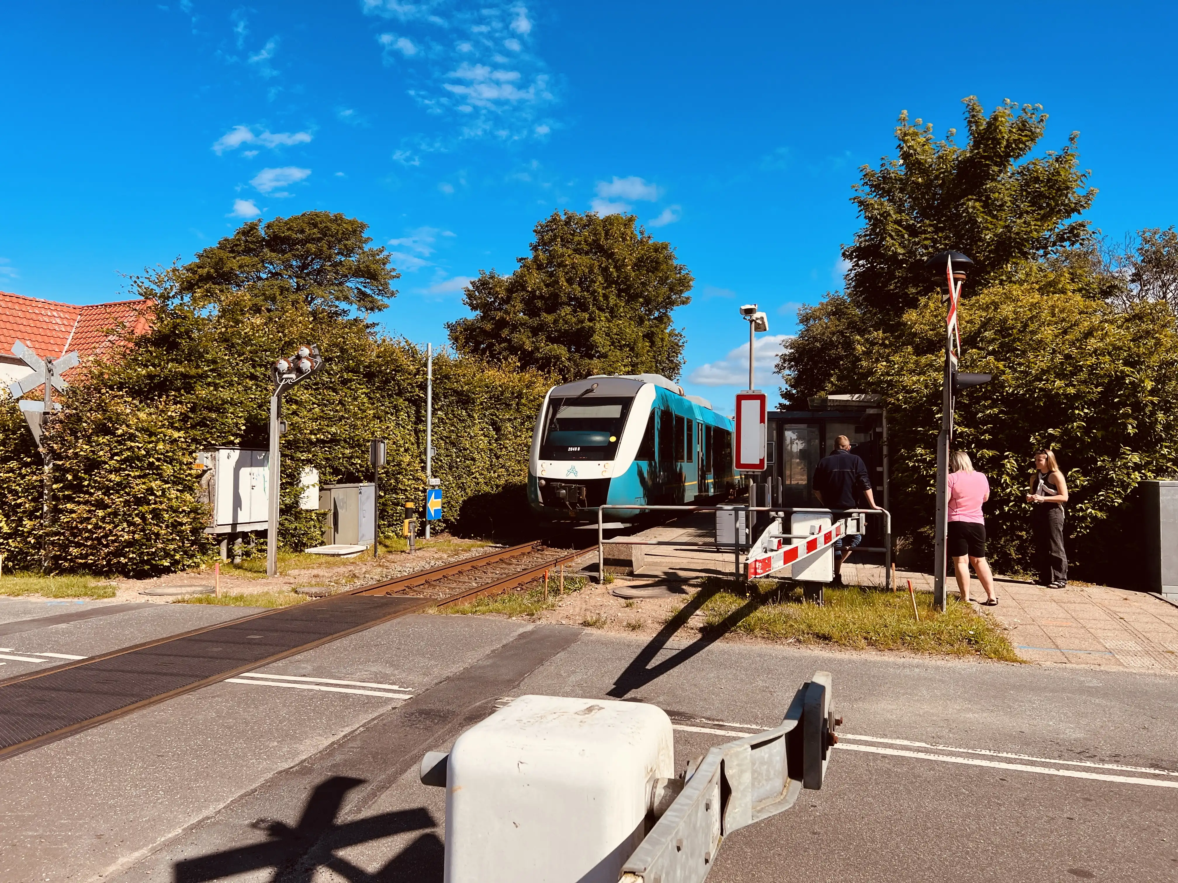 Billede af tog ud for Sejstrup Trinbræt. Billede af tog ud for Sejstrup Trinbræt.