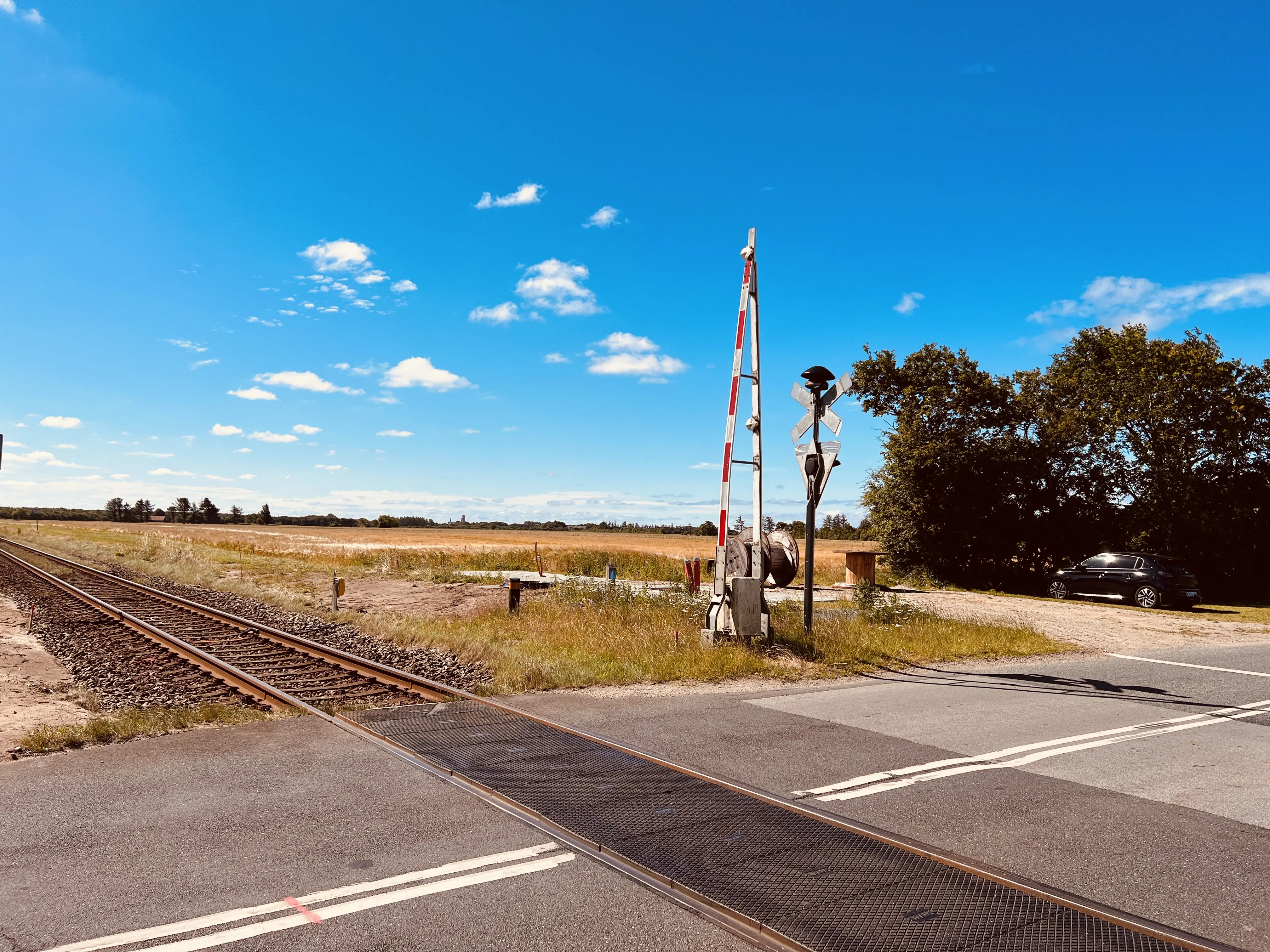 Billede af overkørslen ved det nu nedlagte Farup Billetsalgssted. Billede af overkørslen ved det nu nedlagte Farup Billetsalgssted.