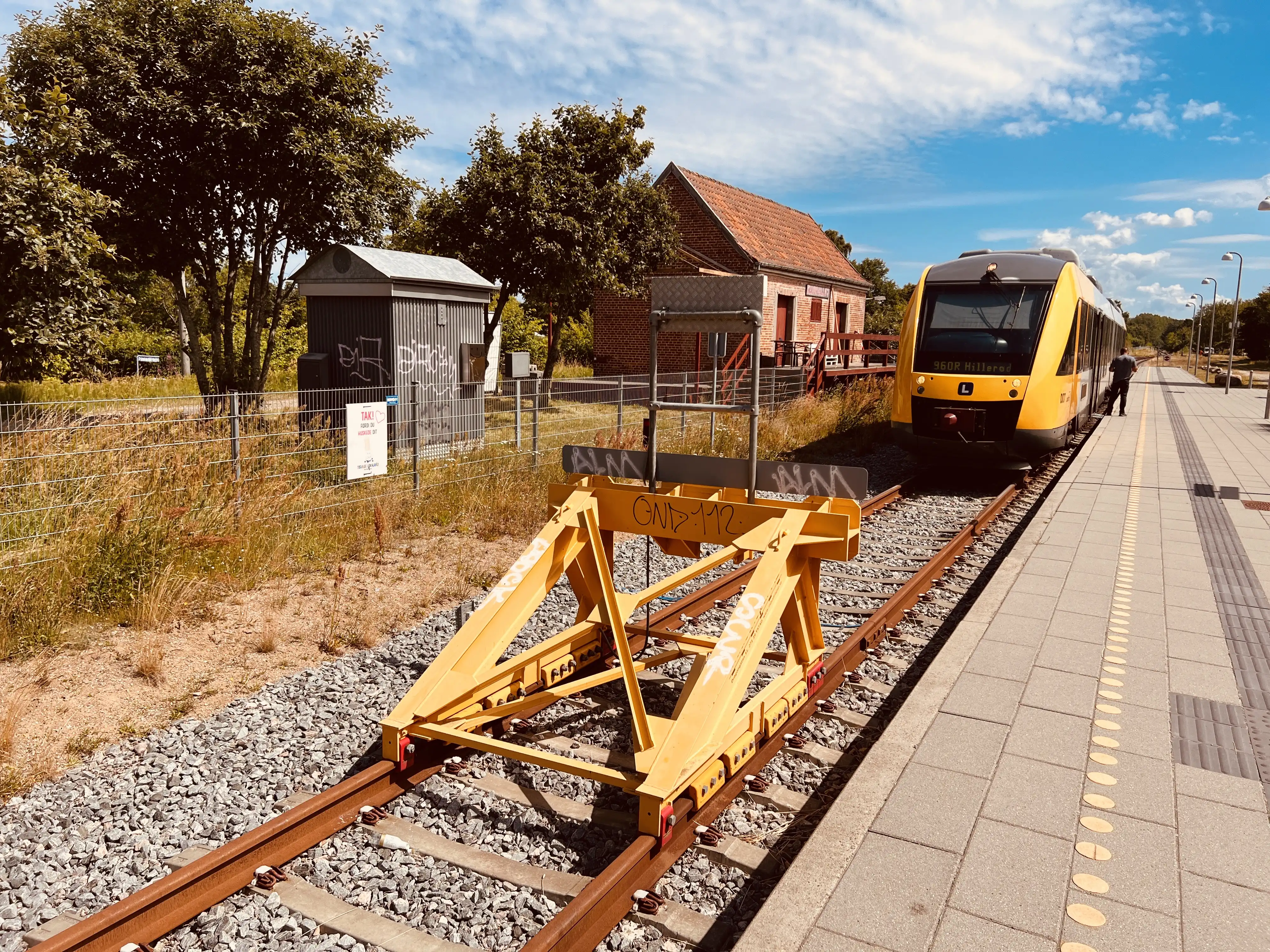 Billede af tog ud for Tisvildeleje Station. Billede af tog ud for Tisvildeleje Station.