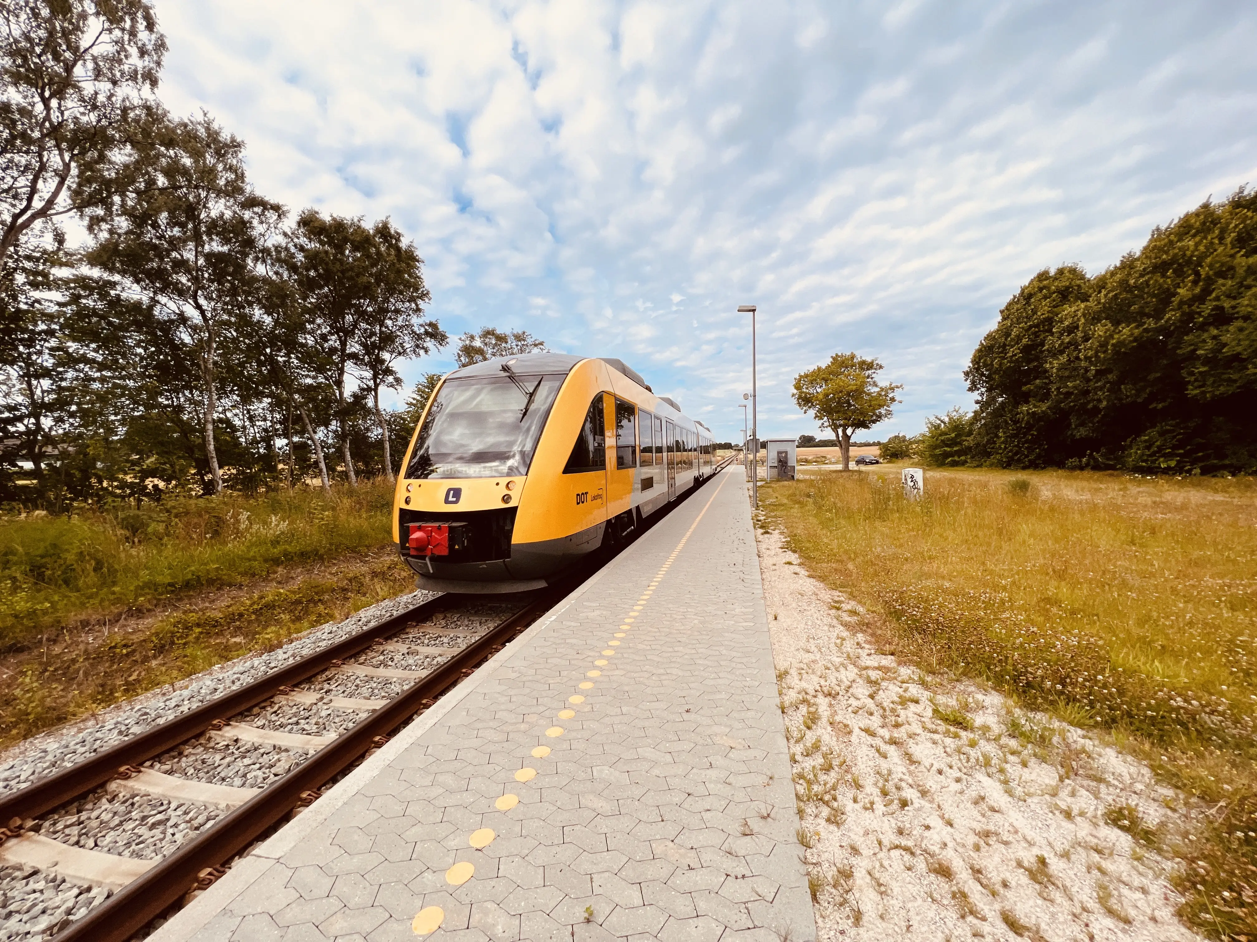 Billede af tog ud for Ørby Trinbræt. Billede af tog ud for Ørby Trinbræt.