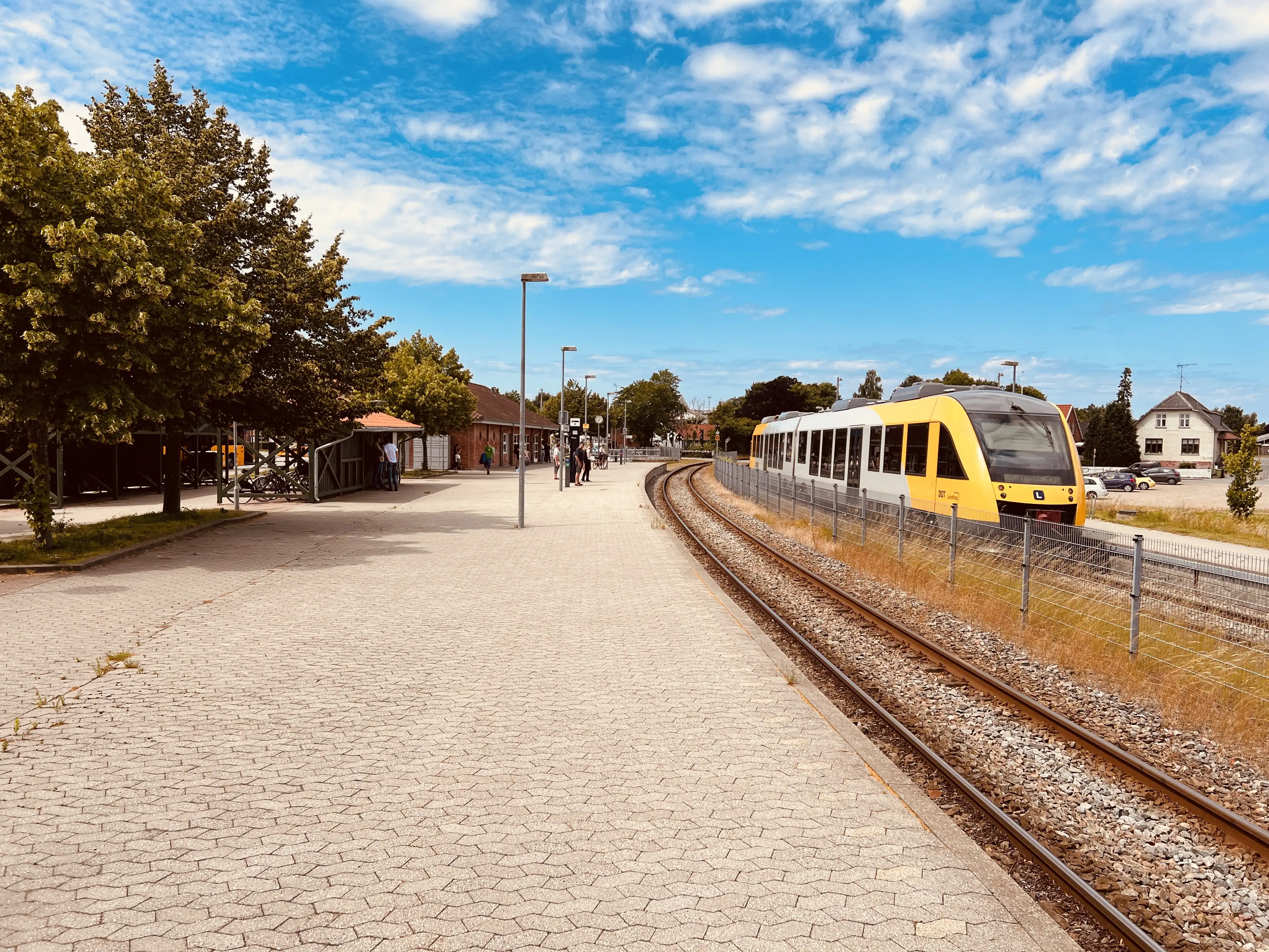 Billede af tog ud for Helsinge Station. Billede af tog ud for Helsinge Station.