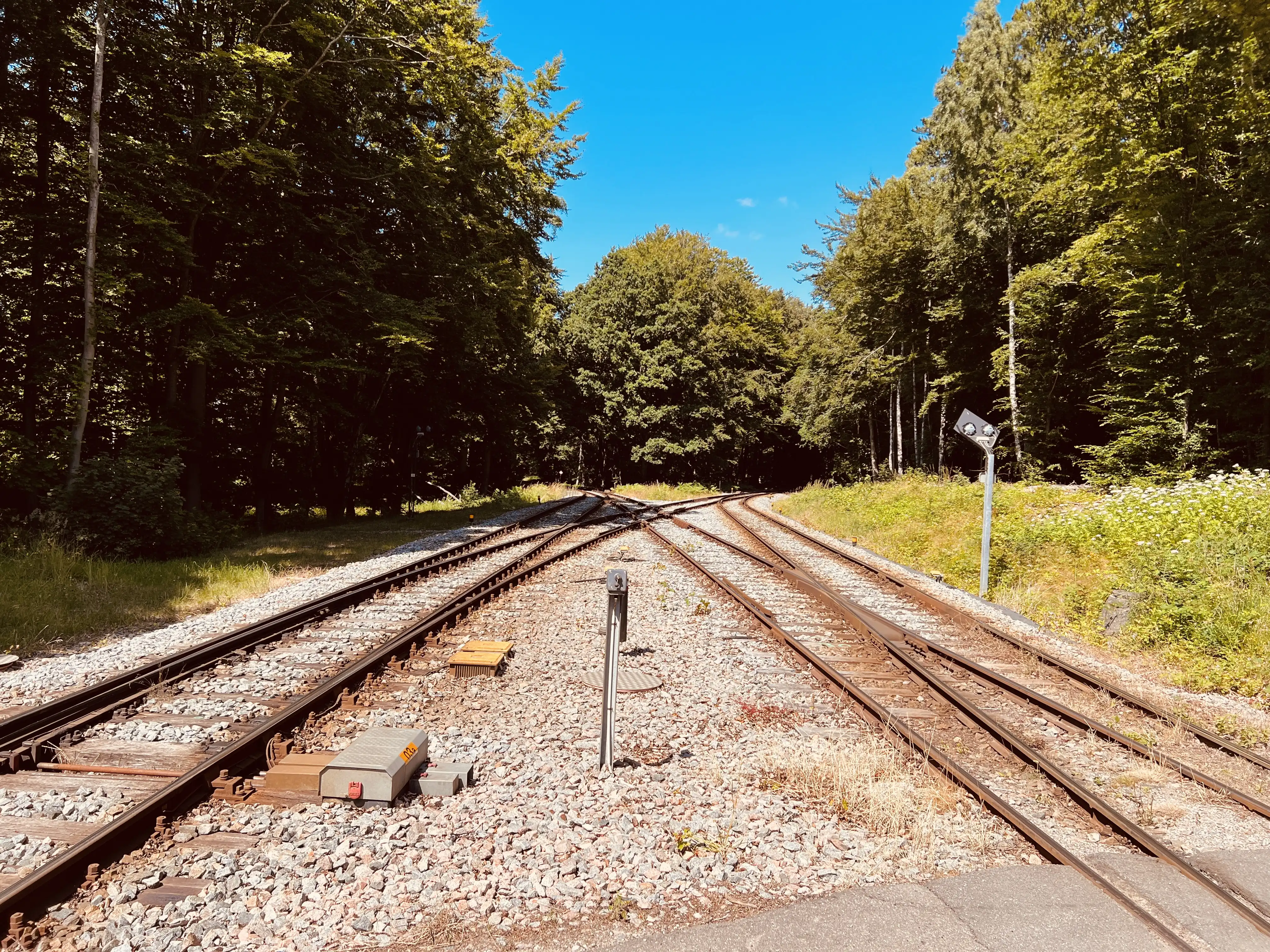 Billede af afgreningen mod hhv. Gilleleje og Tisvildeleje ud for Kagerup Station. Billede af afgreningen mod hhv. Gilleleje og Tisvildeleje ud for Kagerup Station.