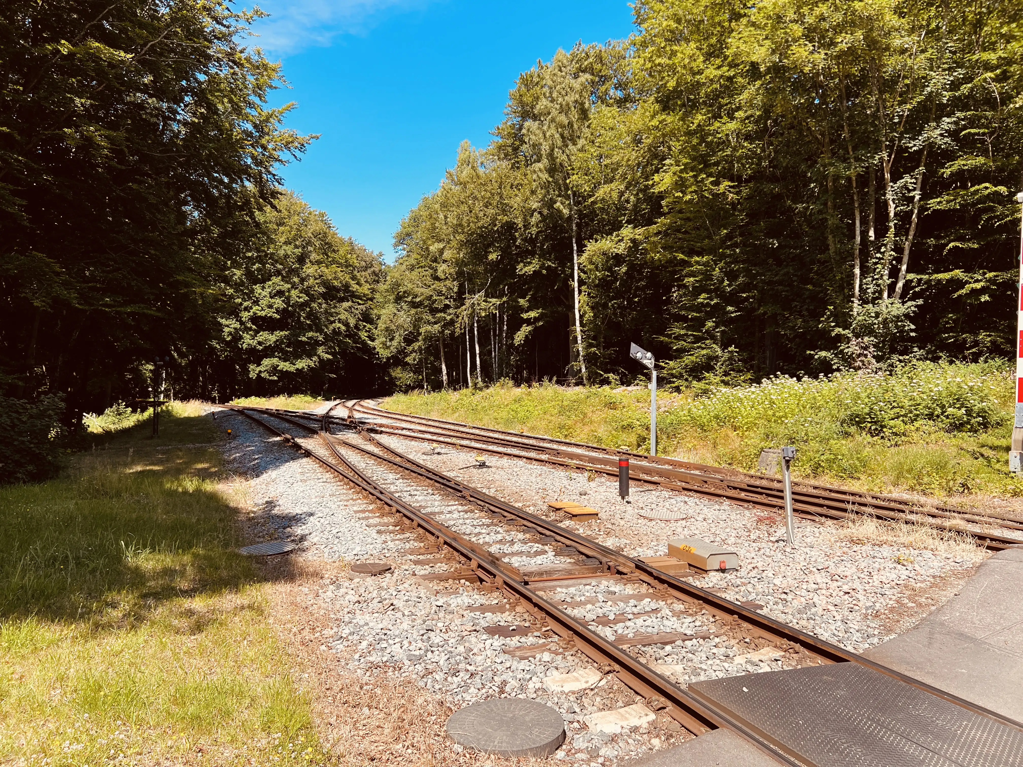 Billede af afgreningen mod hhv. Gilleleje og Tisvildeleje ud for Kagerup Station. Billede af afgreningen mod hhv. Gilleleje og Tisvildeleje ud for Kagerup Station.