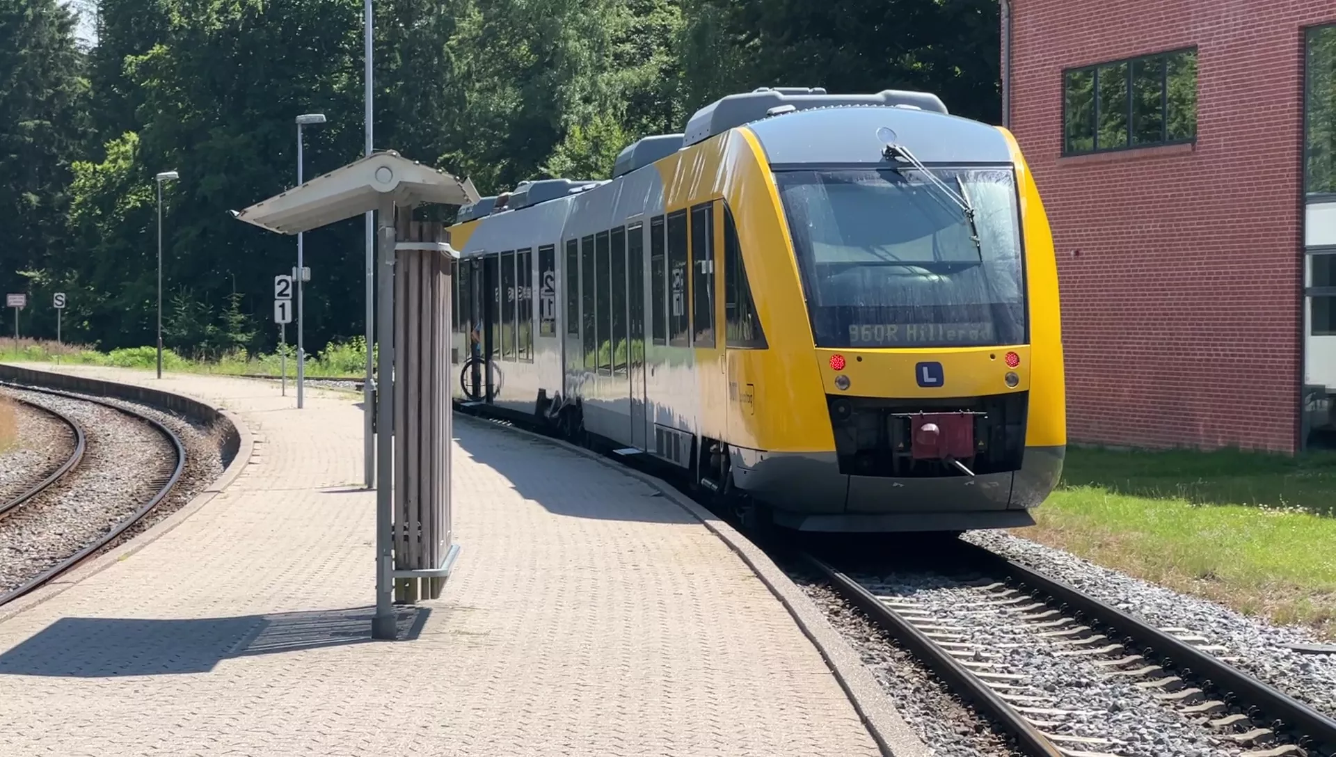 Billede af tog ud for Kagerup Station. Billede af tog ud for Kagerup Station.