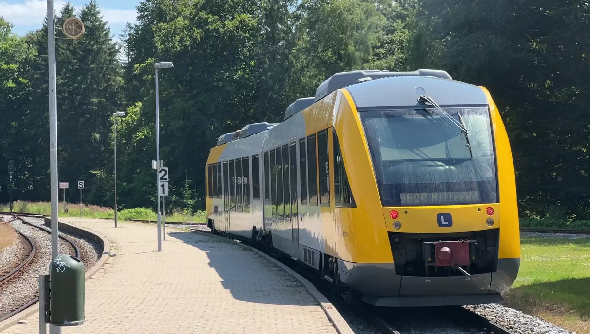 Billede af tog ud for Kagerup Station. Billede af tog ud for Kagerup Station.