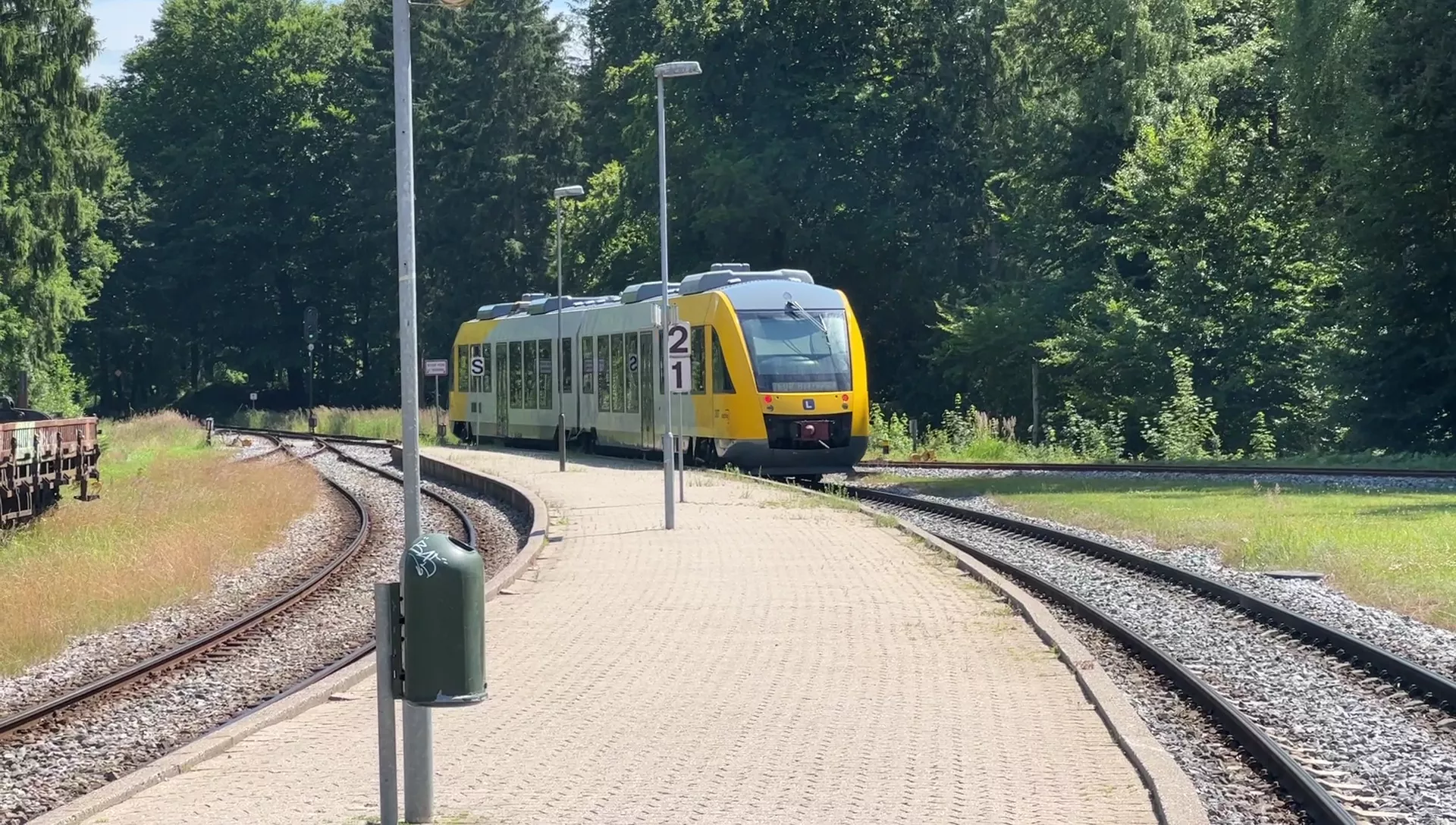 Billede af tog ud for Kagerup Station. Billede af tog ud for Kagerup Station.
