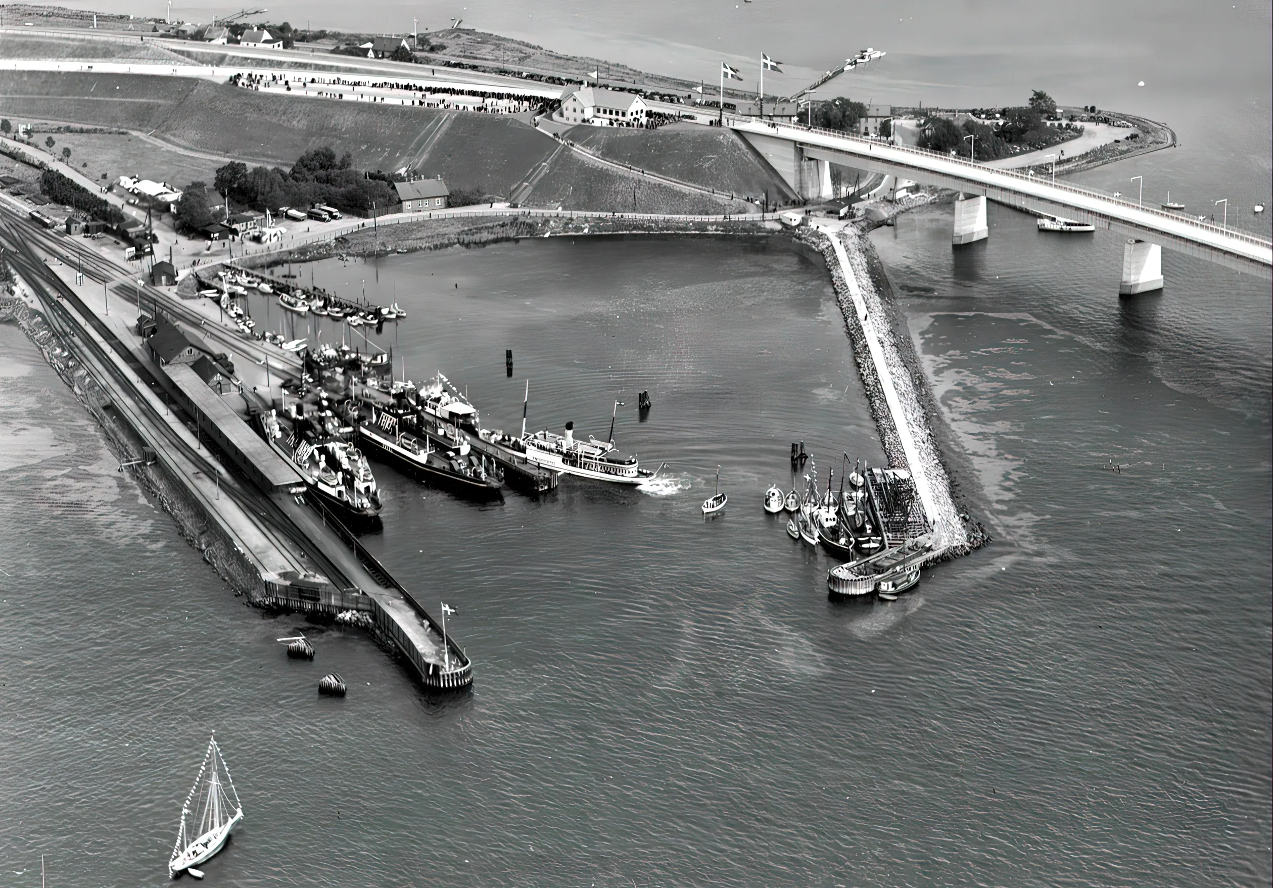 Billede af Masnedø Station under Storstrømsbroens indvielse den 26. september 1937. Billede af Masnedø Station under Storstrømsbroens indvielse den 26. september 1937.