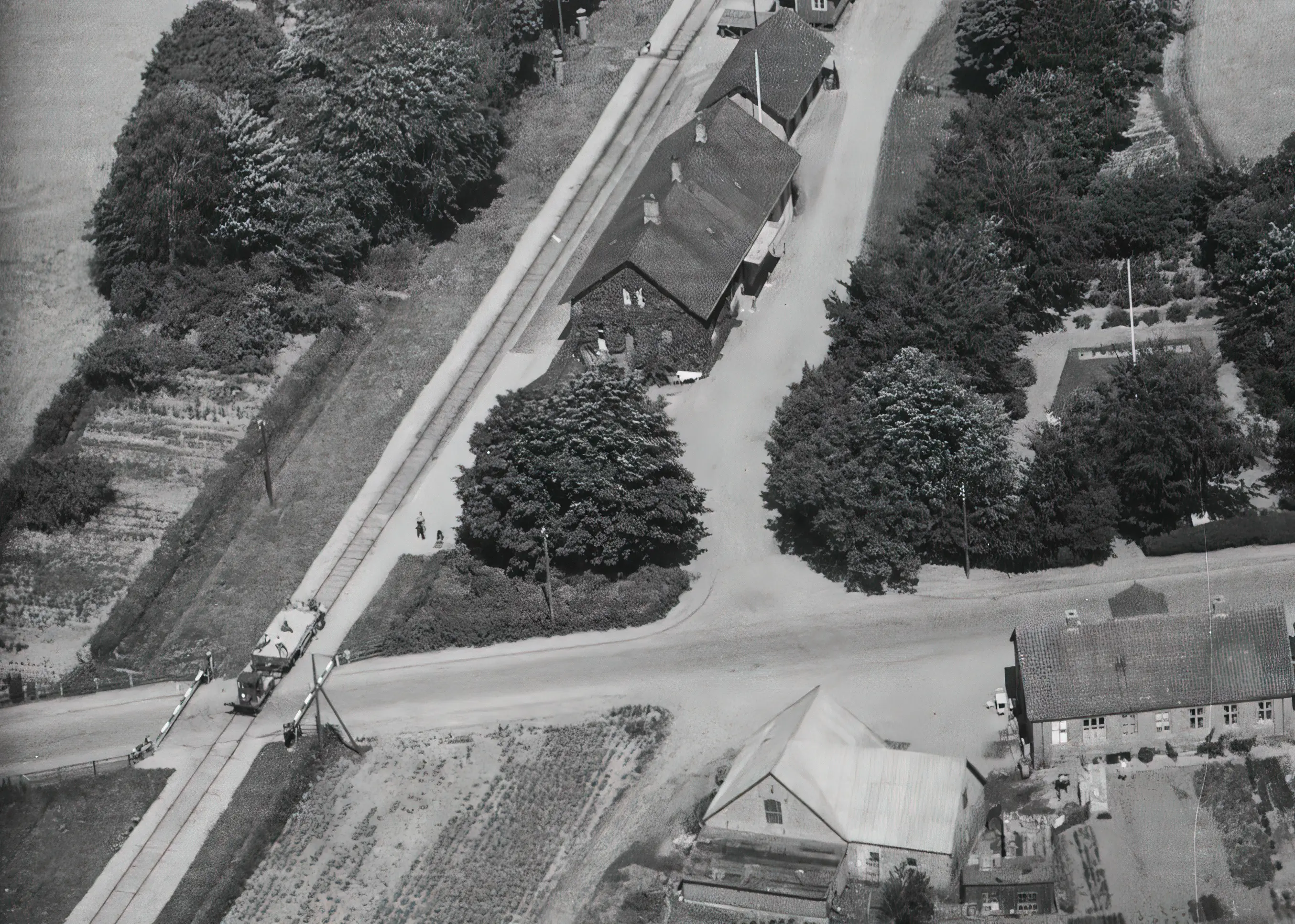 Billede af Sønder Bjerge Station - bemærk arbejdskøretøjet ved jernbaneoverskæringen. Billede af Sønder Bjerge Station - bemærk arbejdskøretøjet ved jernbaneoverskæringen.
