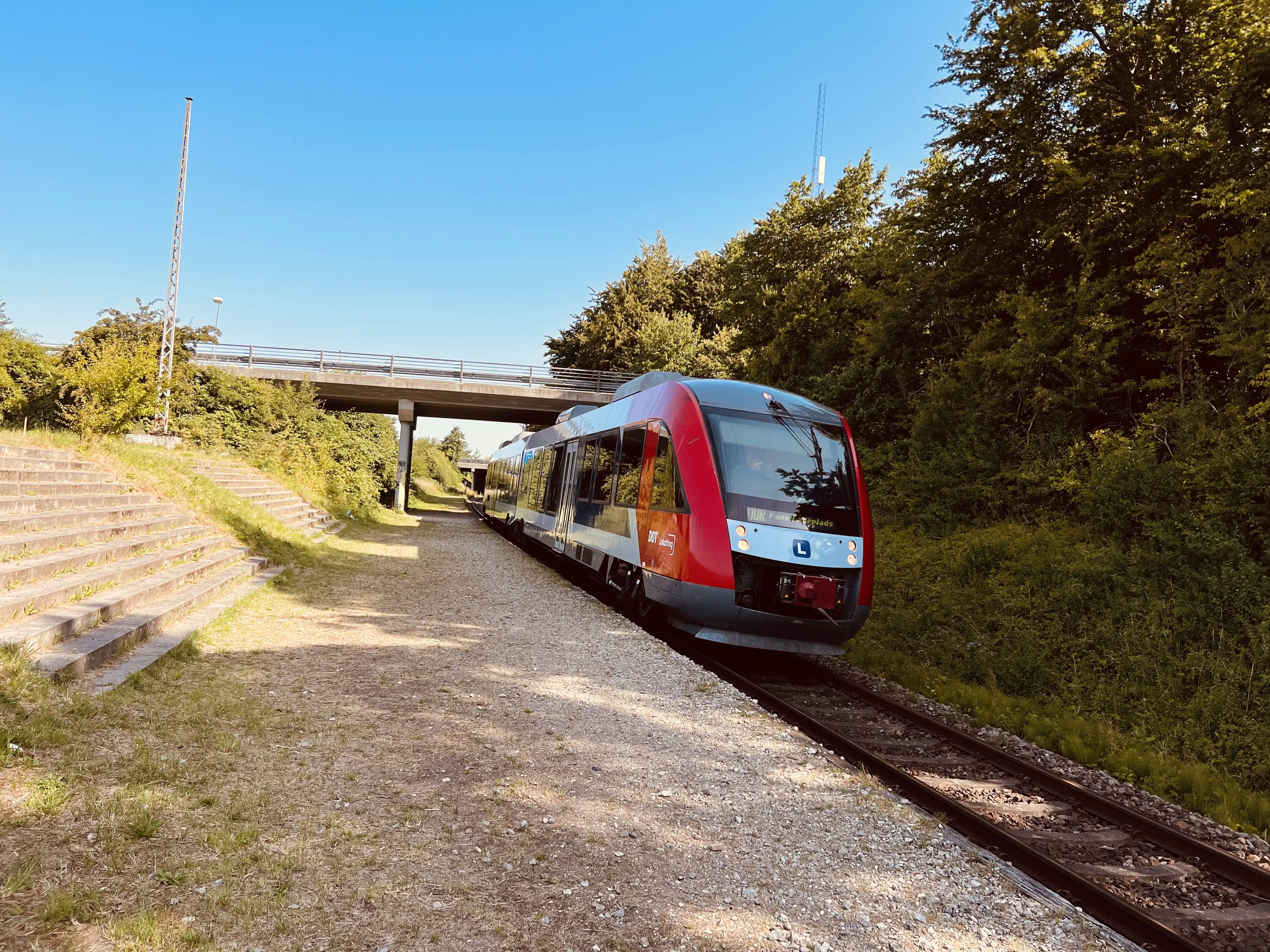 Billede af LT 2024-2124, tidligere VL 2024-2124 fotograferet ud for Roskilde Festivalplads Trinbræt. Billede af LT 2024-2124, tidligere VL 2024-2124 fotograferet ud for Roskilde Festivalplads Trinbræt.