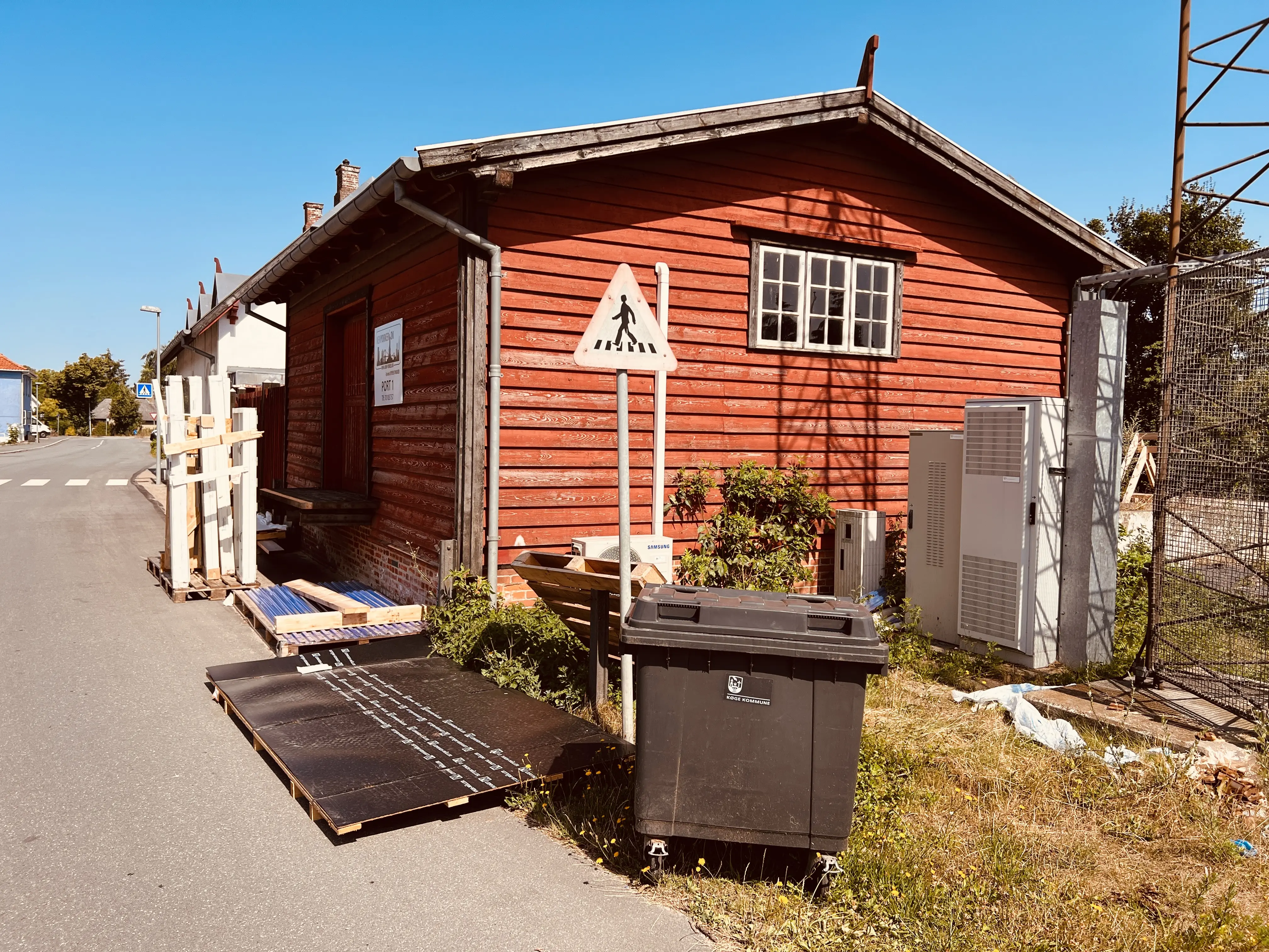 Billede af Lille Skensved Stations varehus med retirade. Billede af Lille Skensved Stations varehus med retirade.
