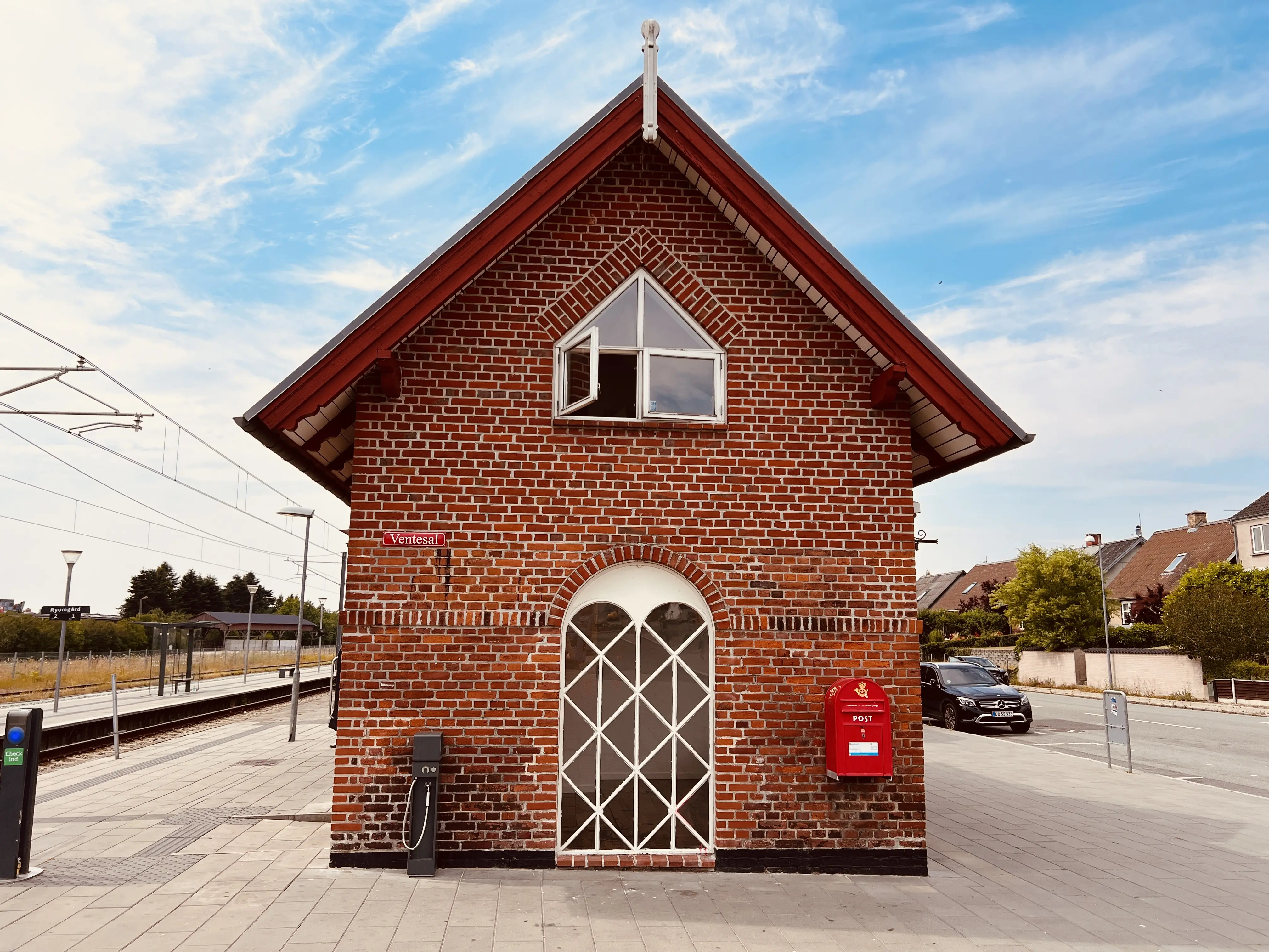 Billede af ventesalen ved Ryomgård Letbanestation. Billede af ventesalen ved Ryomgård Letbanestation.
