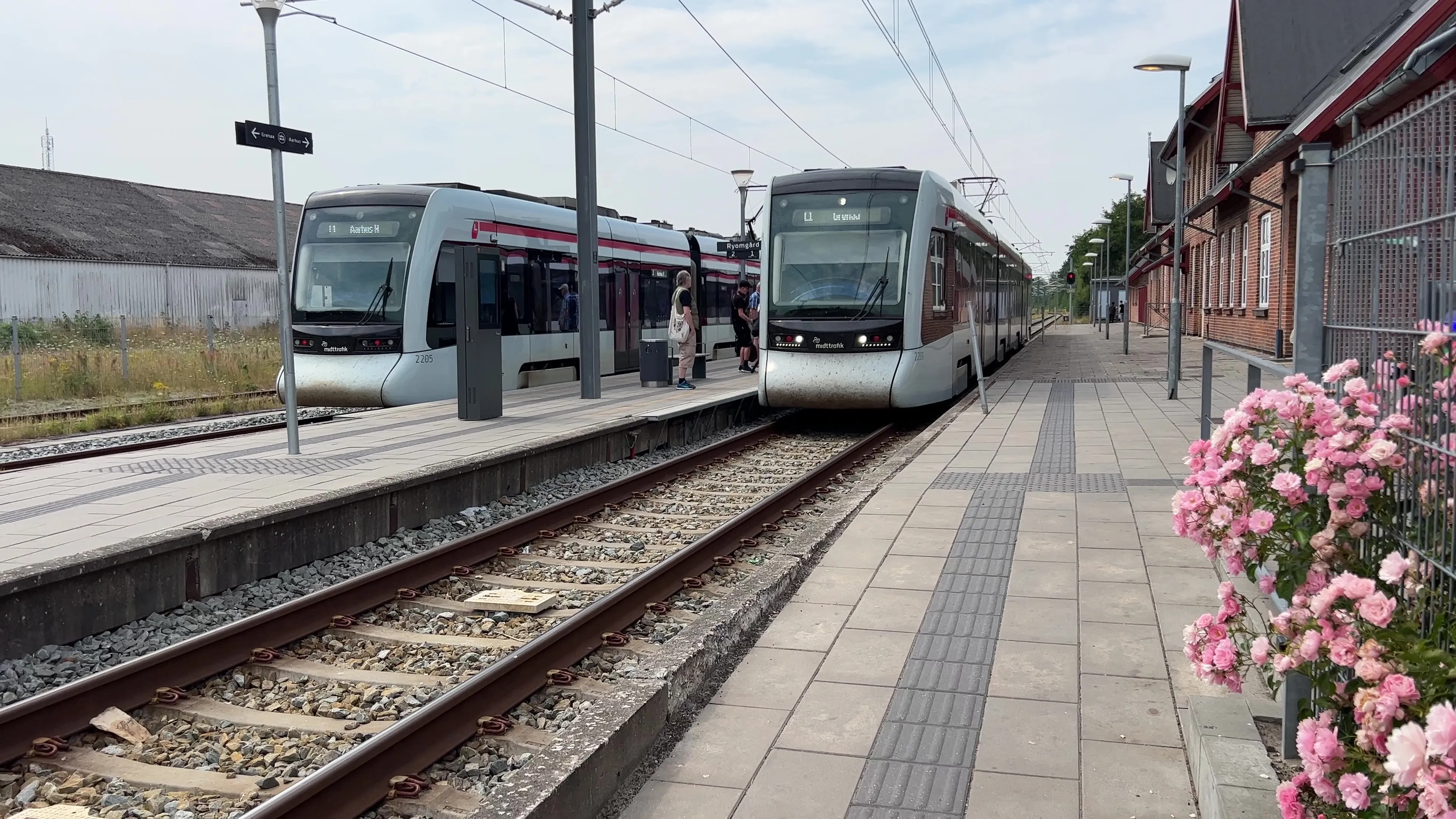 Billede af Letbanetog ud for Ryomgård Letbanestation. Billede af Letbanetog ud for Ryomgård Letbanestation.