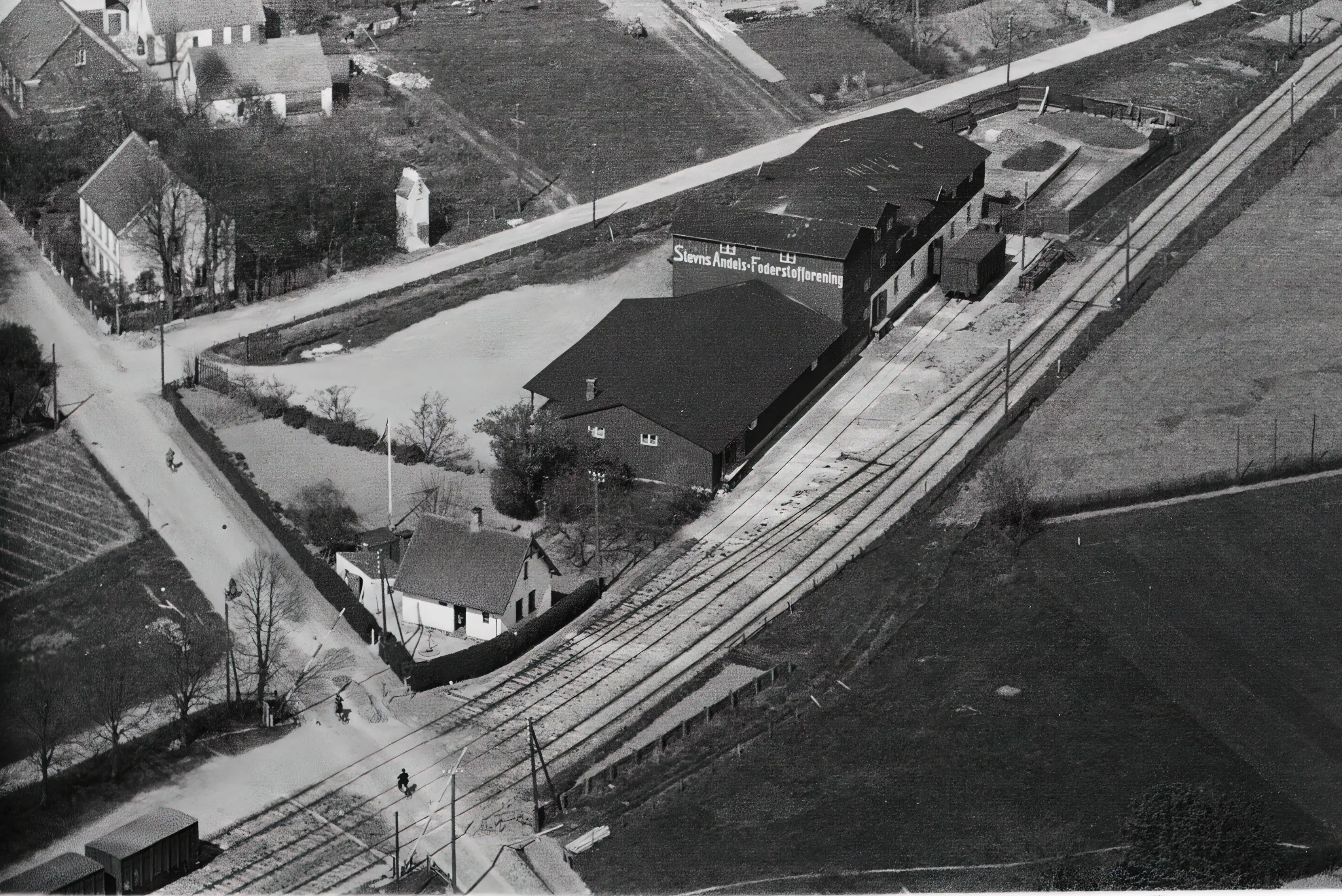 Billede af Stevns Andels Foderstofforening på sidesporet ud for Rødvig Station. Billede af Stevns Andels Foderstofforening på sidesporet ud for Rødvig Station.