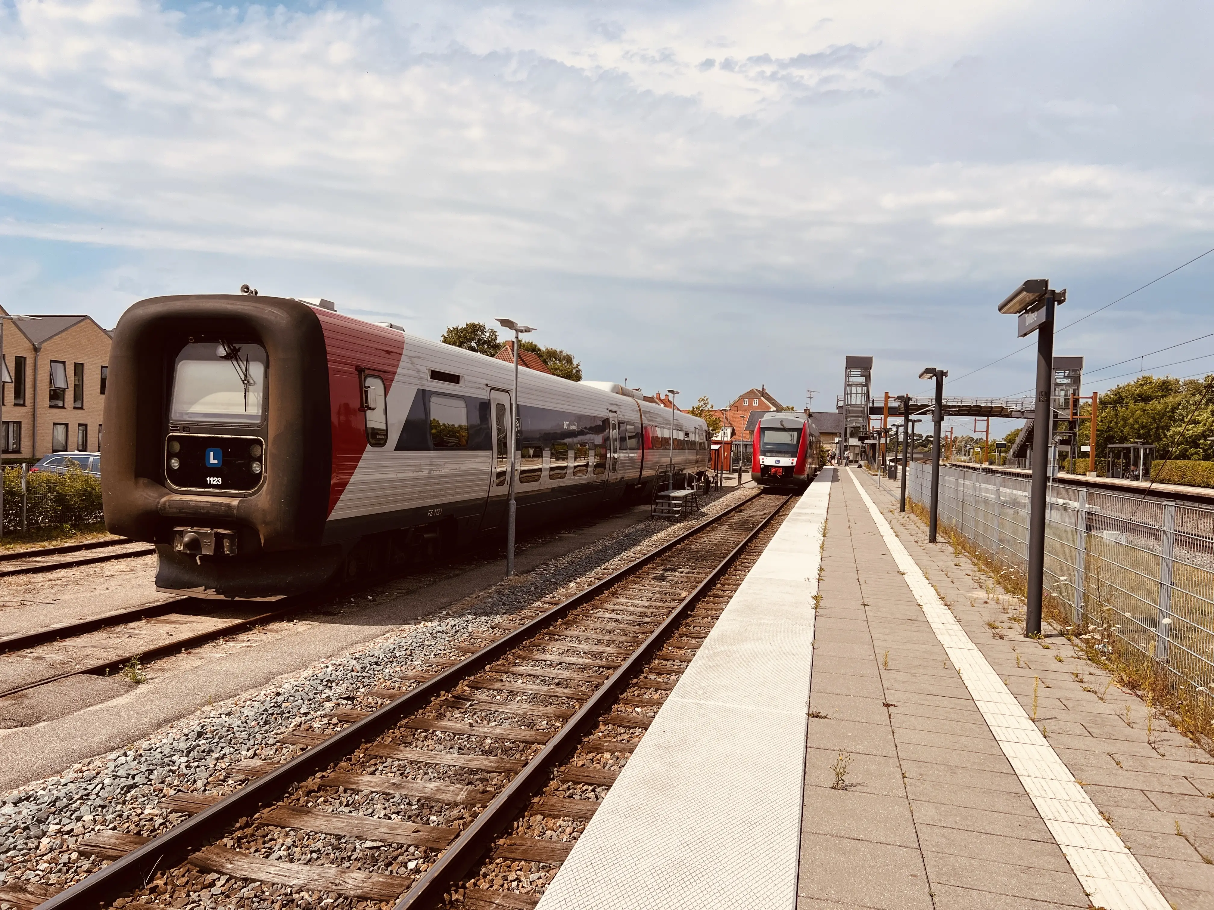 Billede af tog ud for Tølløse Station. Billede af tog ud for Tølløse Station.