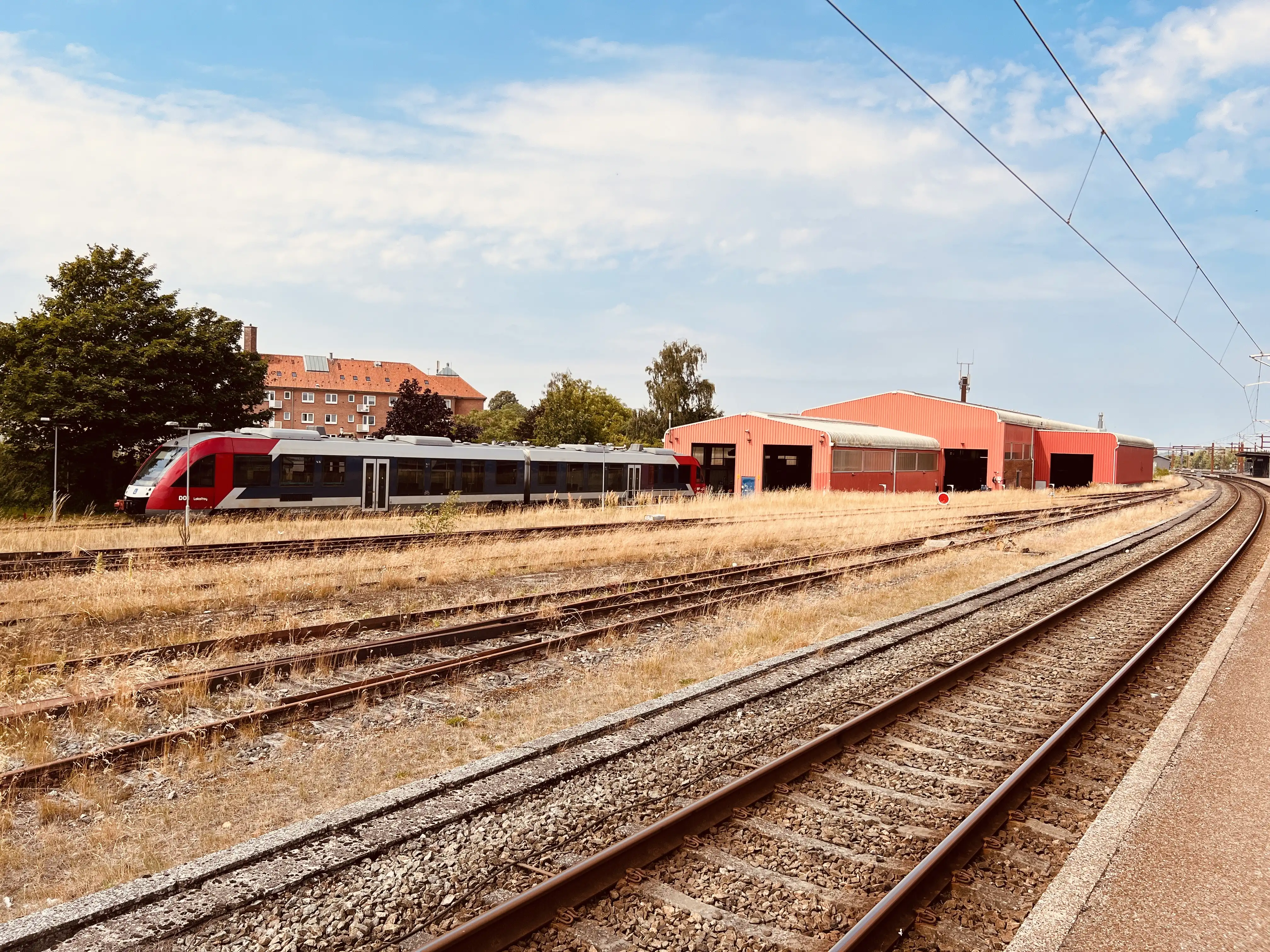 Billede af Lokaltogs remise ved Holbæk Station. Billede af Lokaltogs remise ved Holbæk Station.