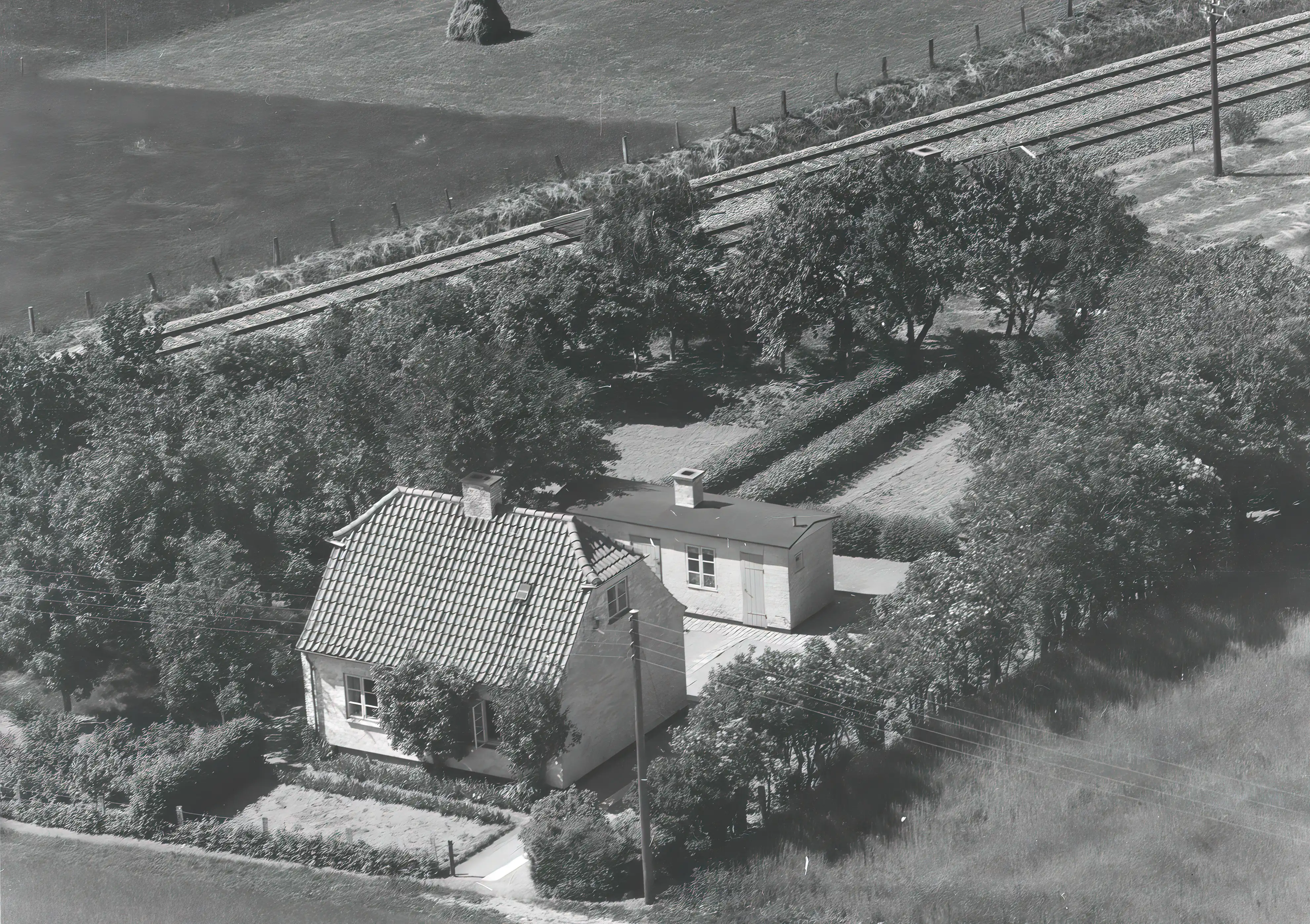 Billede af Søgård Trinbræt - man kan lige ane skorstenen fra ventebygningen øverst til højre i billedet. Billede af Søgård Trinbræt - man kan lige ane skorstenen fra ventebygningen øverst til højre i billedet.