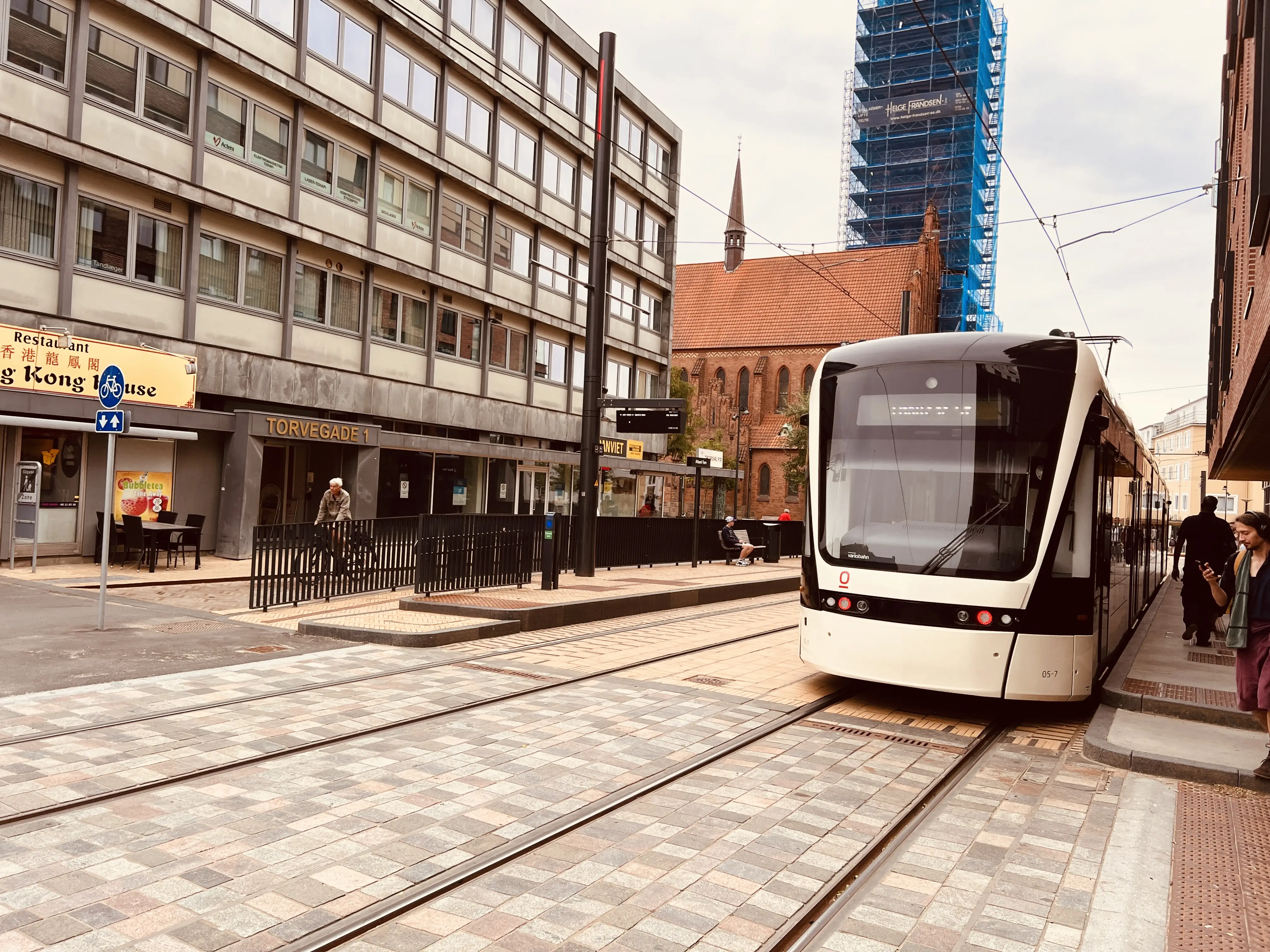 Billede af Odense Letbane togsæt 05 fotograferet ud for Albani Torv Letbanestation. Billede af Odense Letbane togsæt 05 fotograferet ud for Albani Torv Letbanestation.