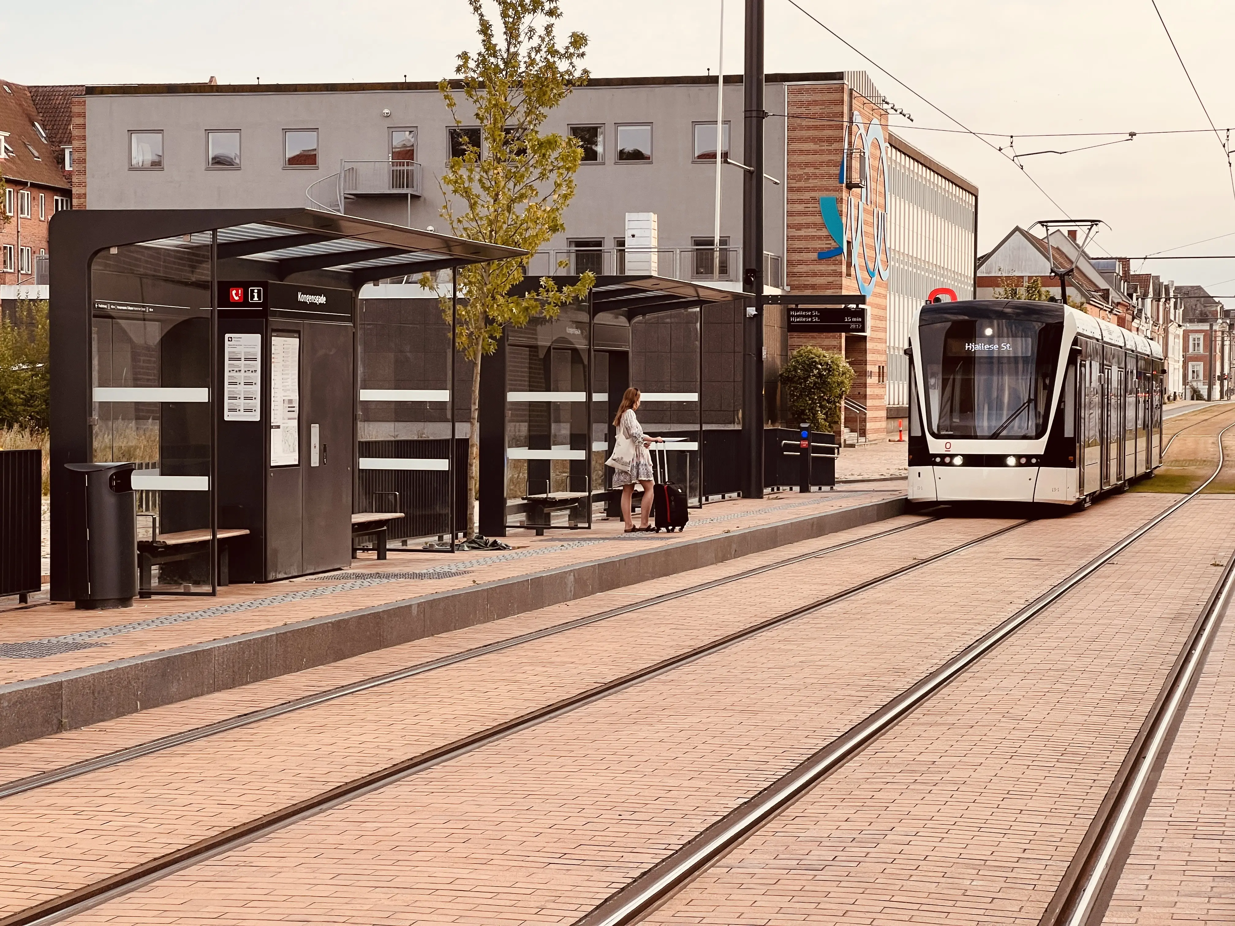Billede af Odense Letbane togsæt 13 fotograferet ud for Kongensgade Letbanestation. Billede af Odense Letbane togsæt 13 fotograferet ud for Kongensgade Letbanestation.