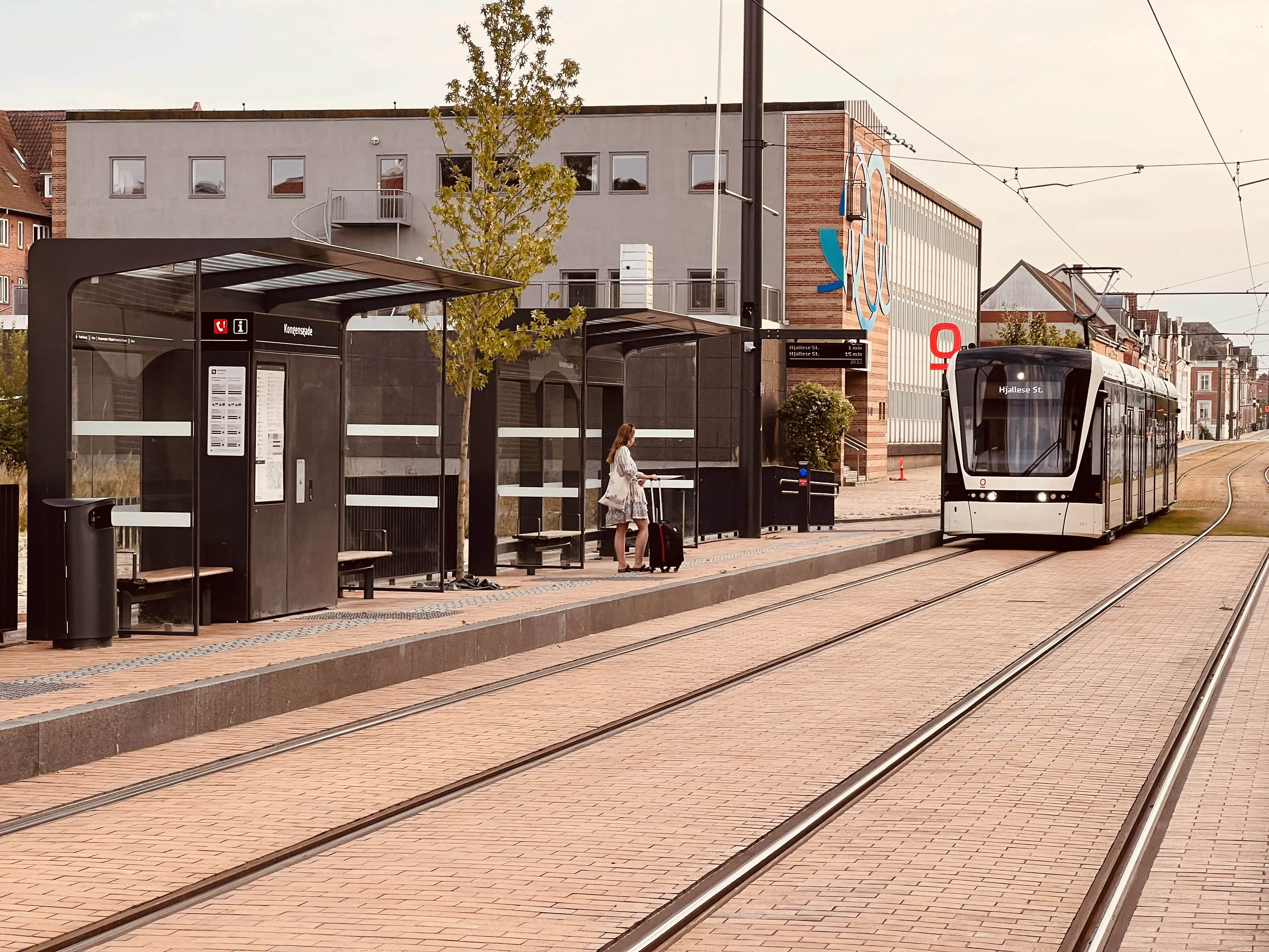 Billede af letbanetog ud for Kongensgade Letbanestation. Billede af letbanetog ud for Kongensgade Letbanestation.