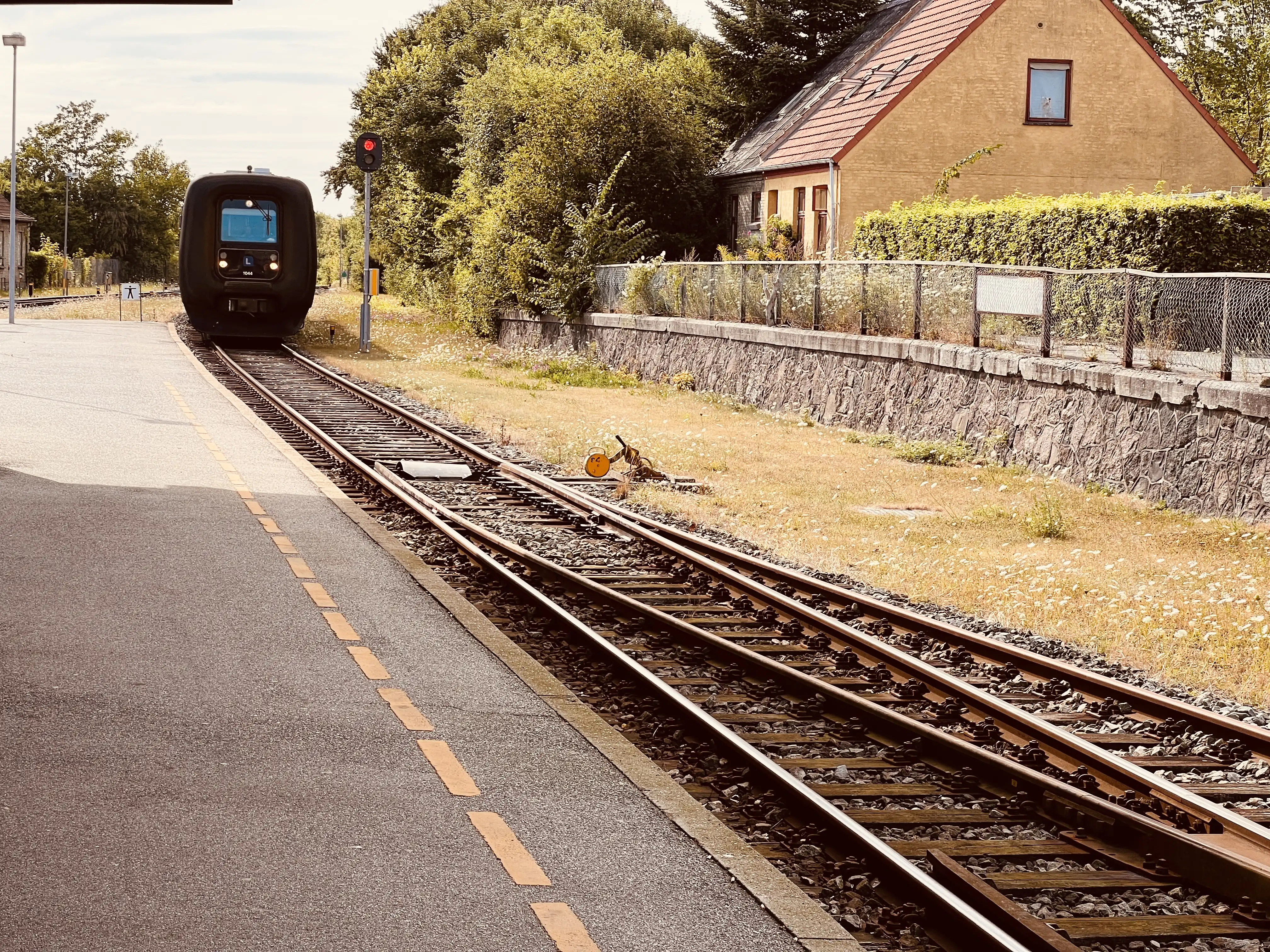 Billede af tog ud for Maribo Station. Billede af tog ud for Maribo Station.