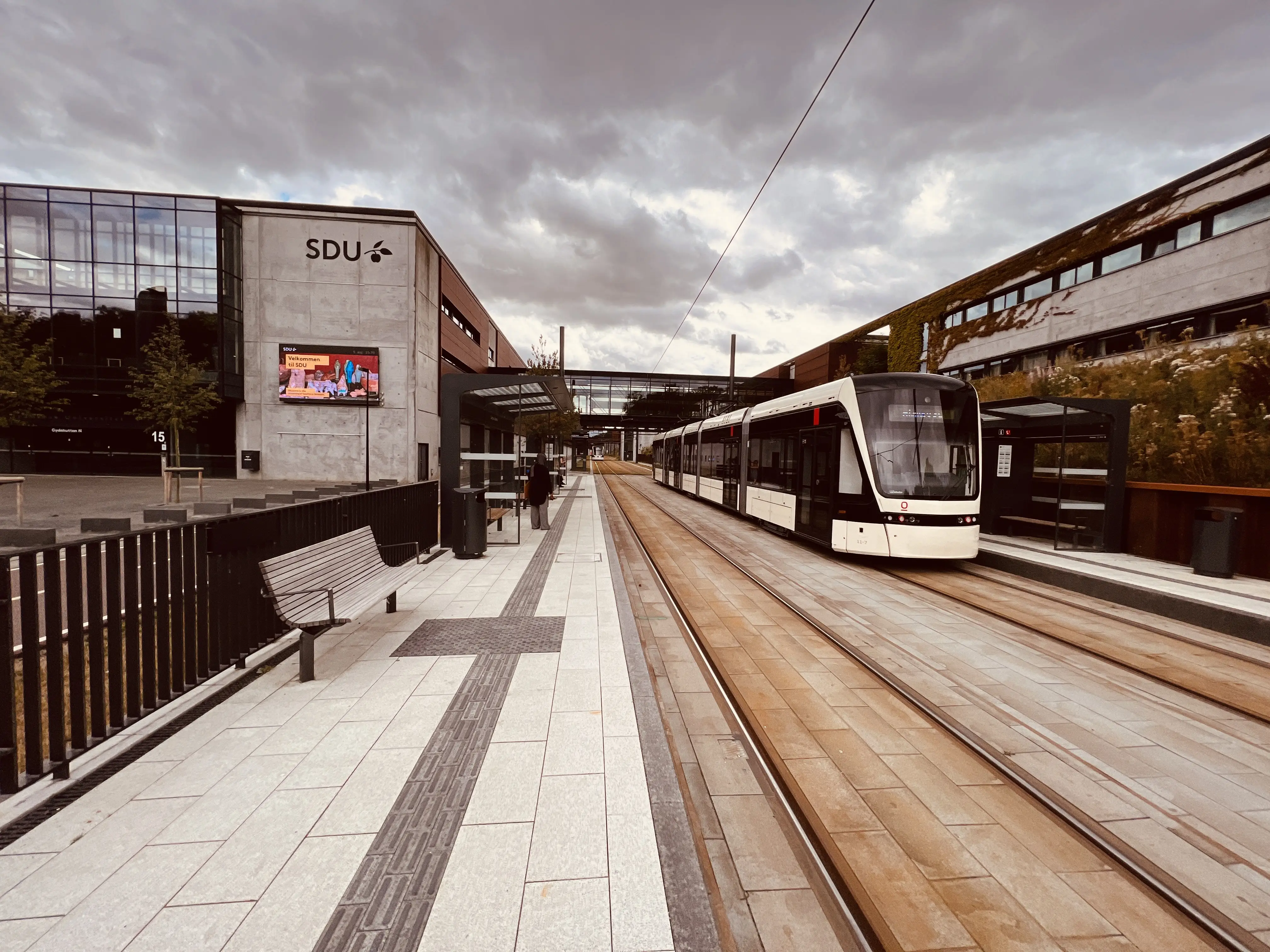 Billede af letbanetog ud for Campus Odense Letbanestation. Billede af letbanetog ud for Campus Odense Letbanestation.