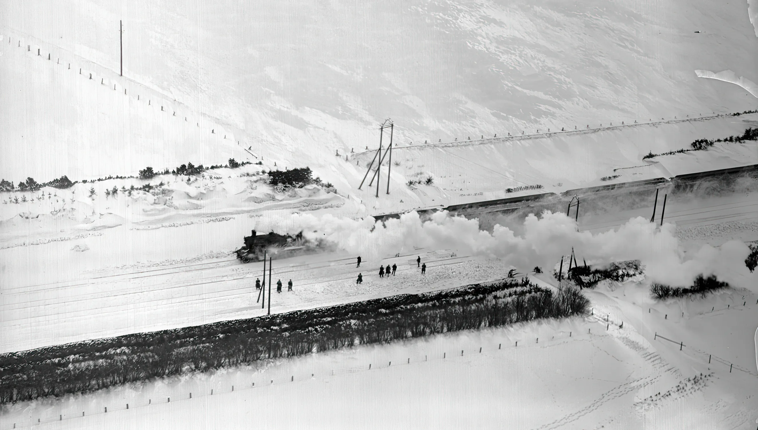 Billede af sneskovling på jernbaneskinner der hvor Høje Taastrup Station 50 år senere blev placeret. Billede af sneskovling på jernbaneskinner der hvor Høje Taastrup Station 50 år senere blev placeret.