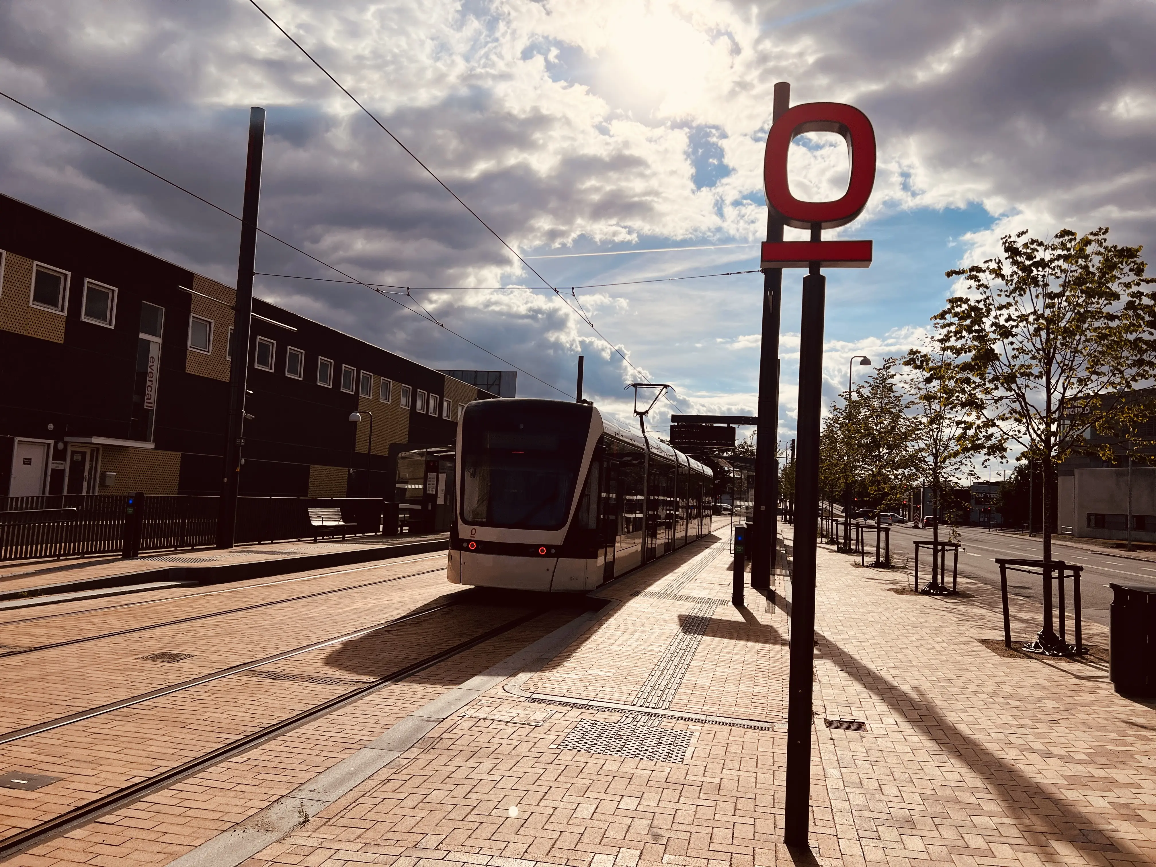 Billede af letbanetog ud for Vesterbro Letbanestation. Billede af letbanetog ud for Vesterbro Letbanestation.