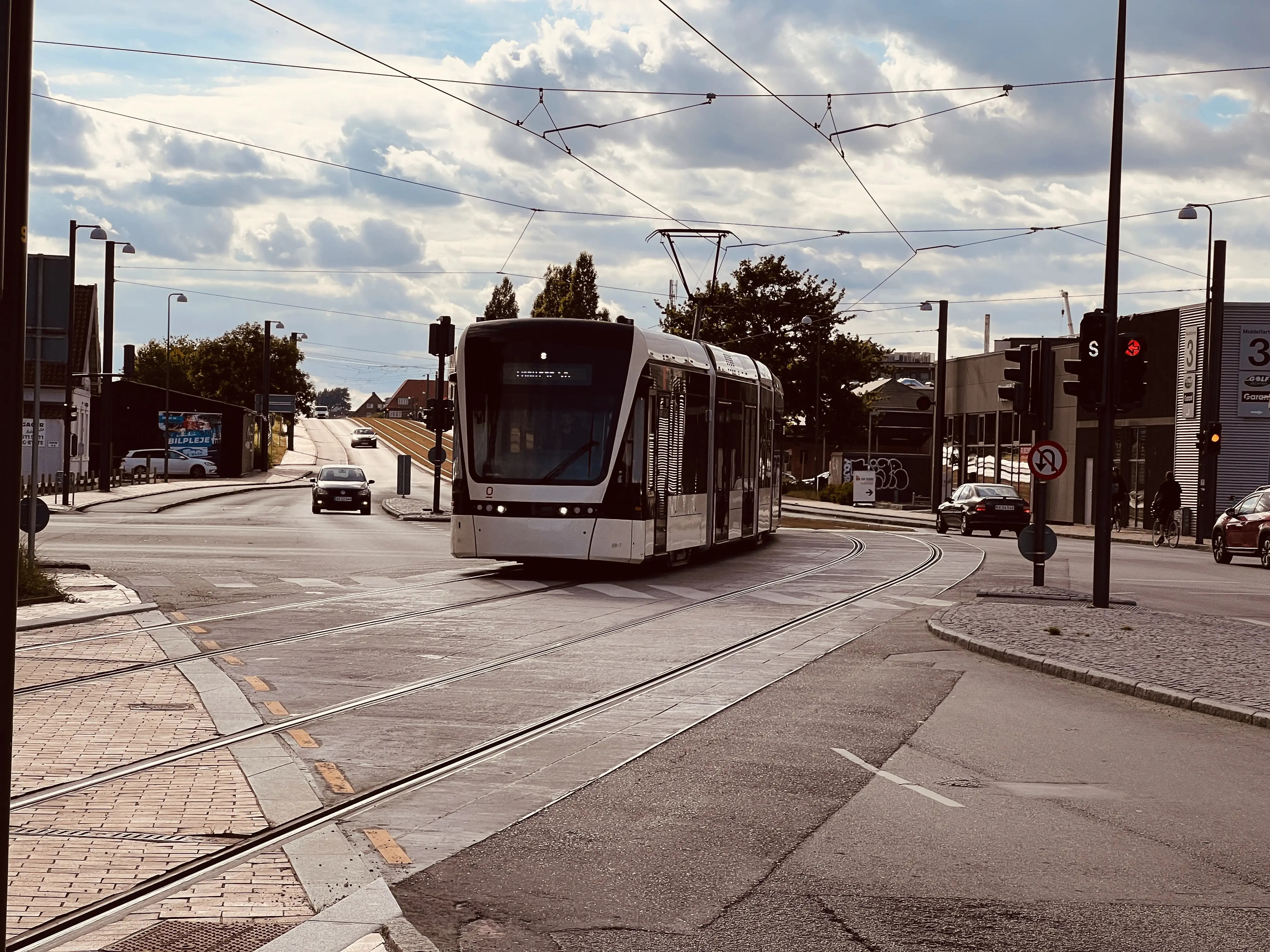 Billede af Odense Letbane togsæt 08 fotograferet ud for Vesterbro Letbanestation. Billede af Odense Letbane togsæt 08 fotograferet ud for Vesterbro Letbanestation.